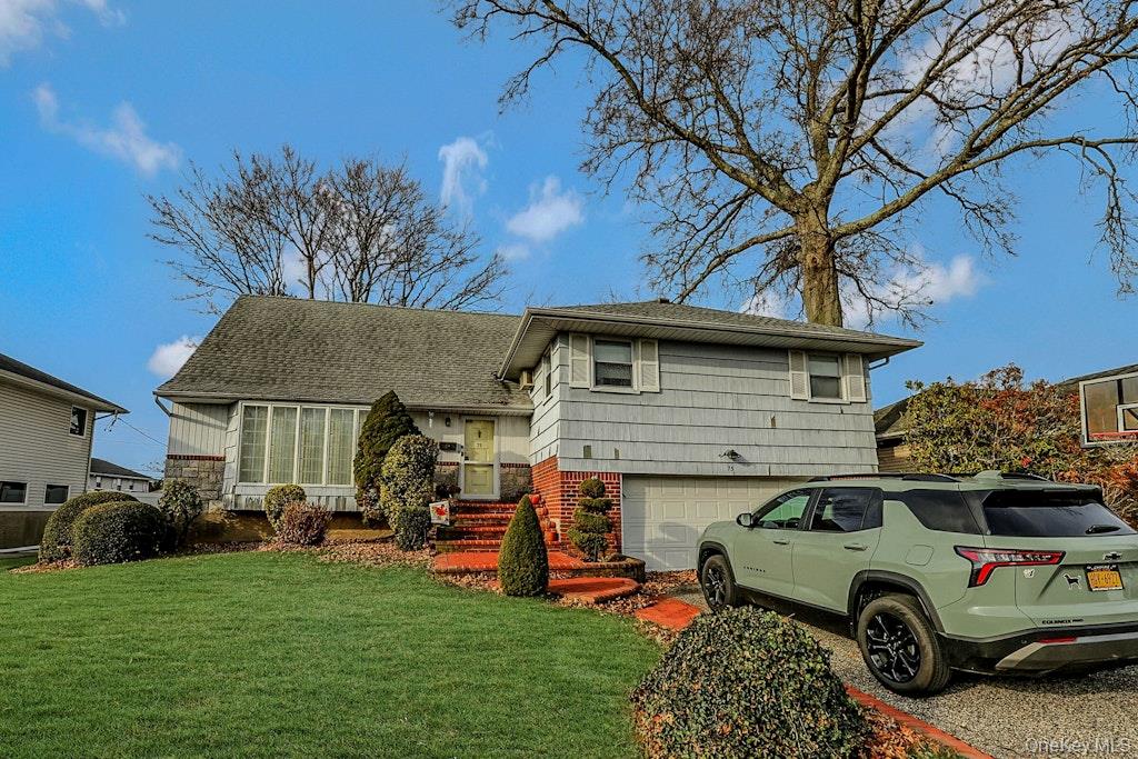 75 Melanie Lane, Syosset, NY 11791