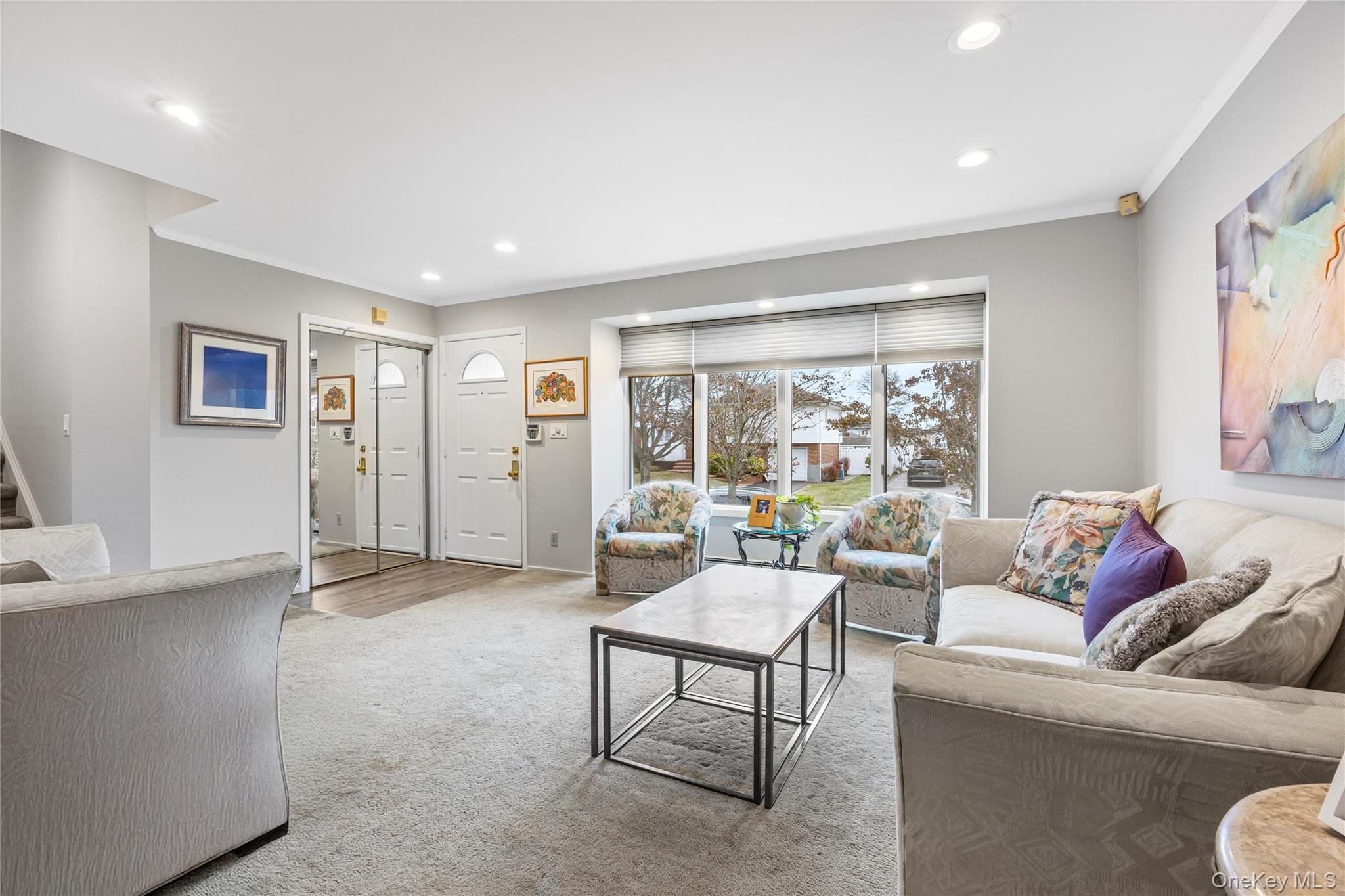 18 Roxbury Avenue, Plainview, NY 11803