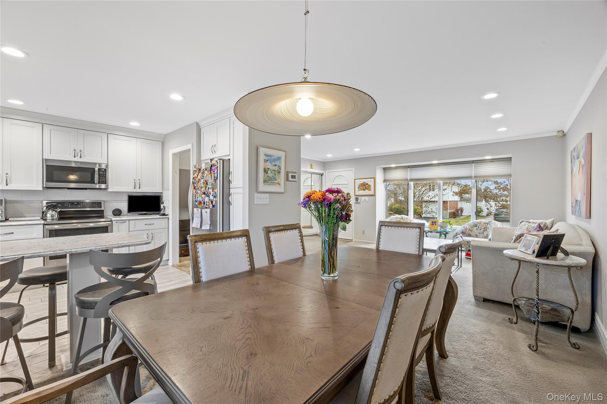 18 Roxbury Avenue, Plainview, NY 11803