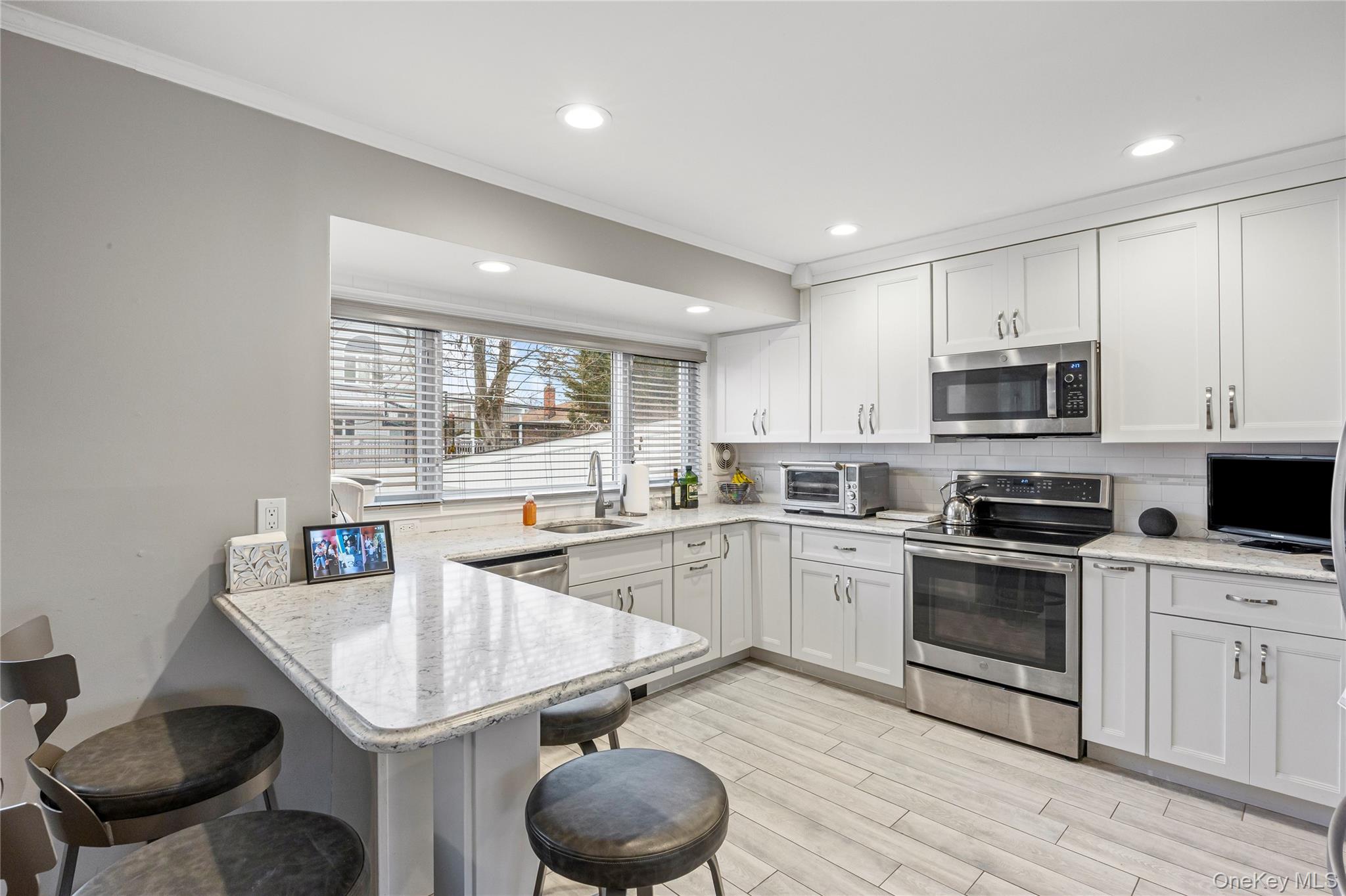 18 Roxbury Avenue, Plainview, NY 11803