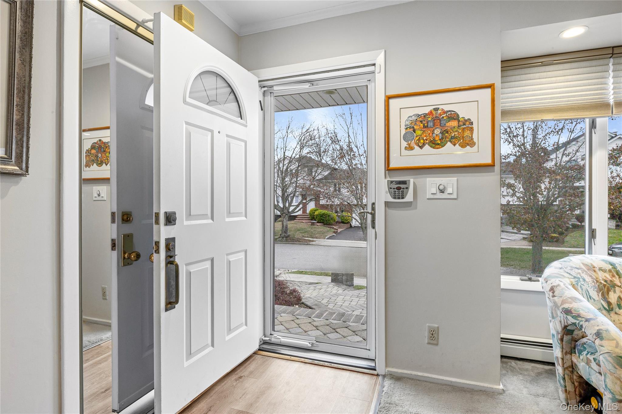 18 Roxbury Avenue, Plainview, NY 11803