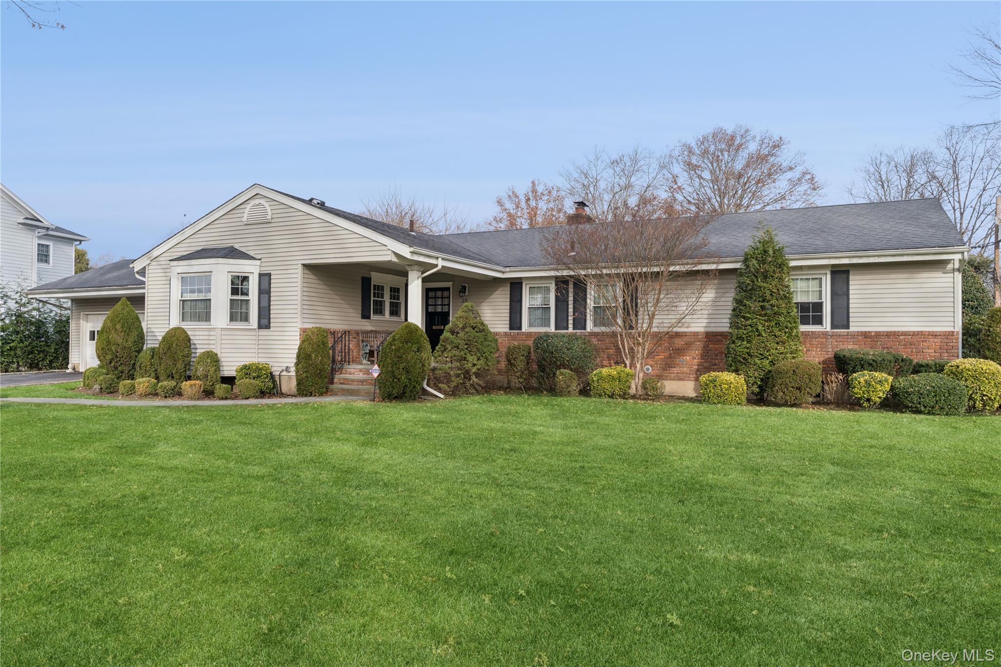 23 Saint Pauls Place, Garden City, NY 11530