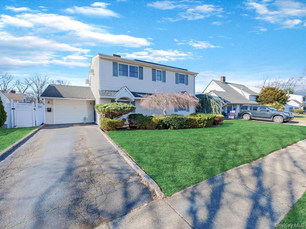 12 Cable Lane, Hicksville, NY 11801