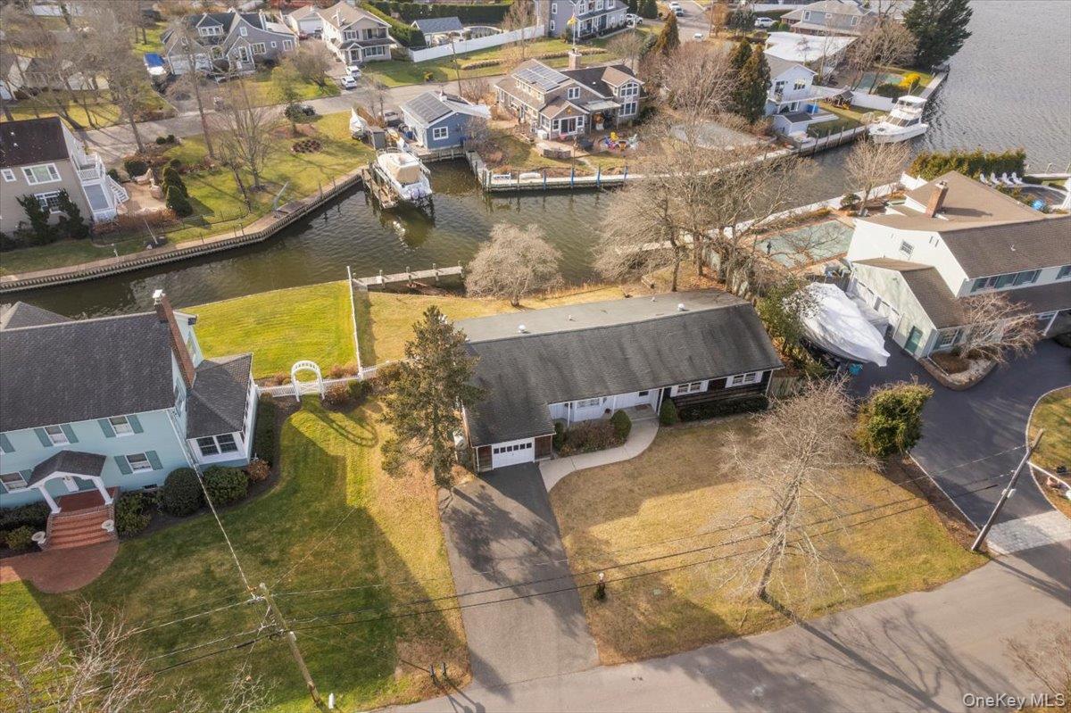 182 Connetquot Drive, Oakdale, NY 11769