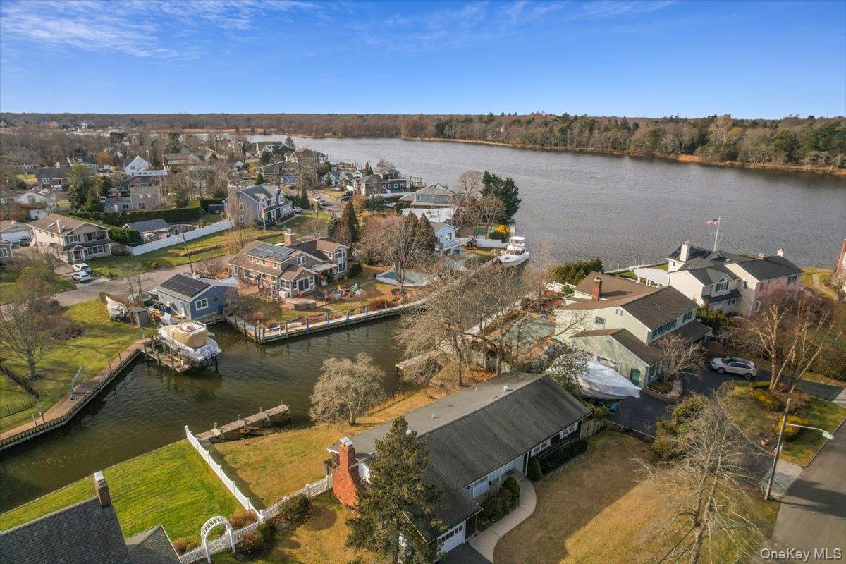 182 Connetquot Drive, Oakdale, NY 11769