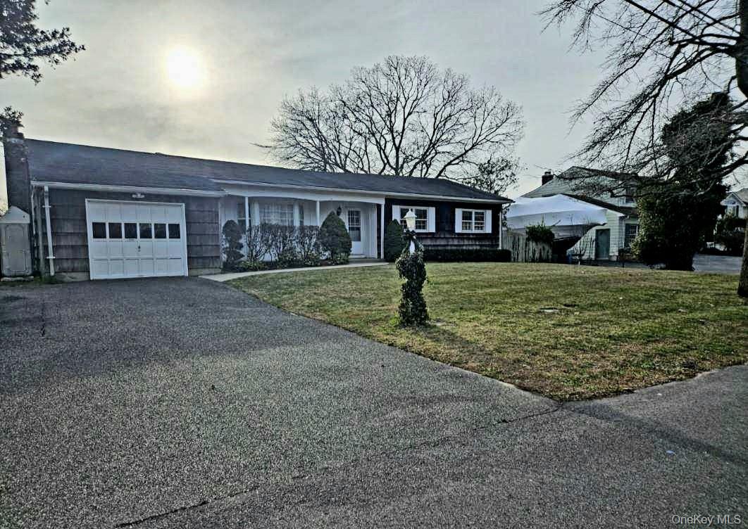 182 Connetquot Drive, Oakdale, NY 11769