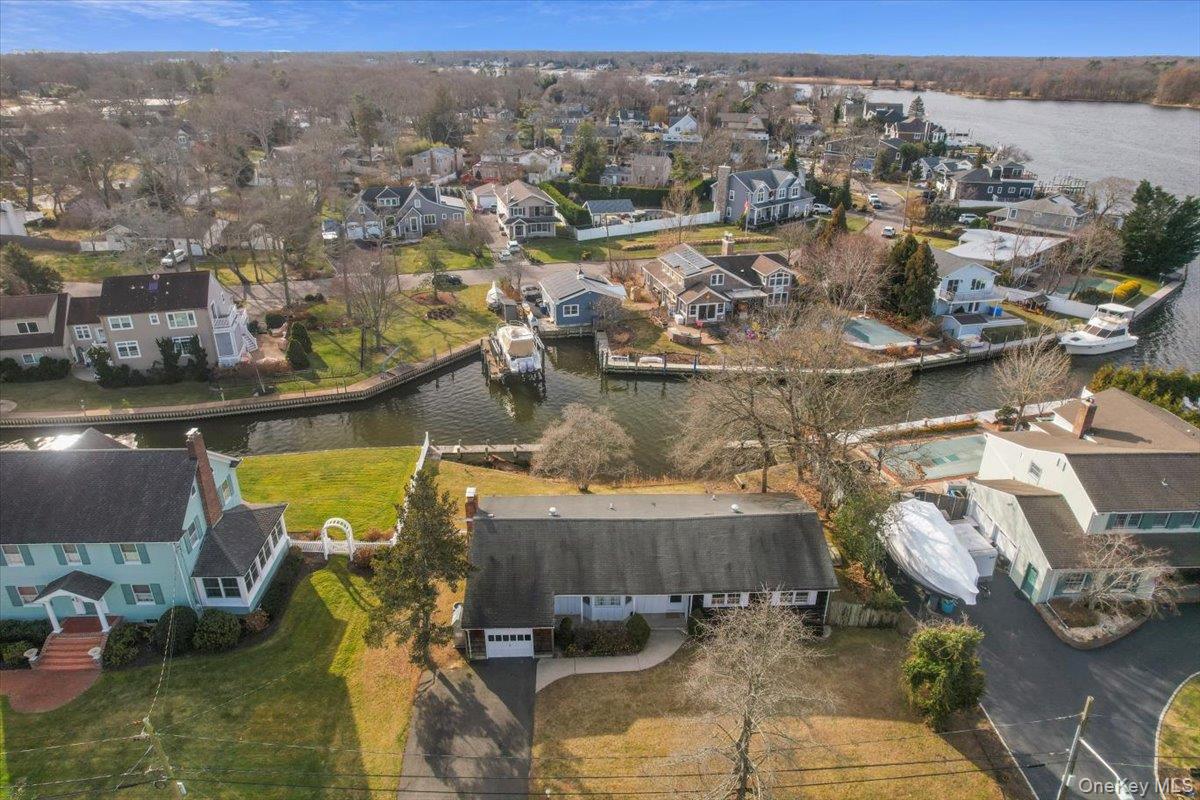 182 Connetquot Drive, Oakdale, NY 11769