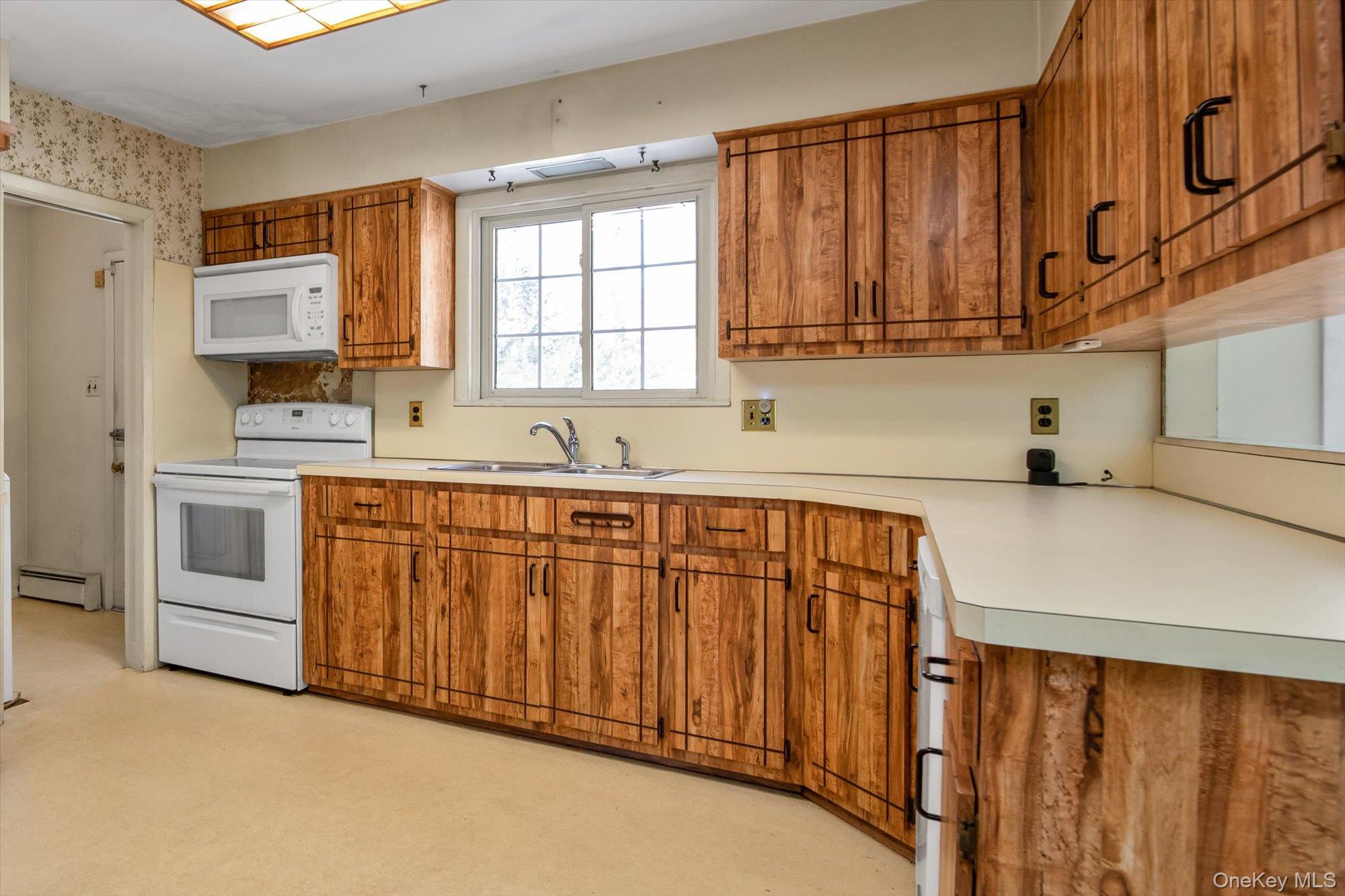 65 Lone Oak Path, Smithtown, NY 11787