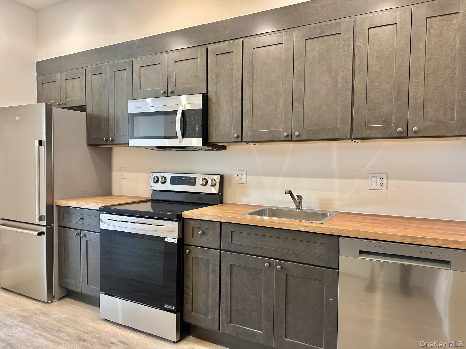 362 W MERRICK Road # 203, Valley Stream, NY 11580