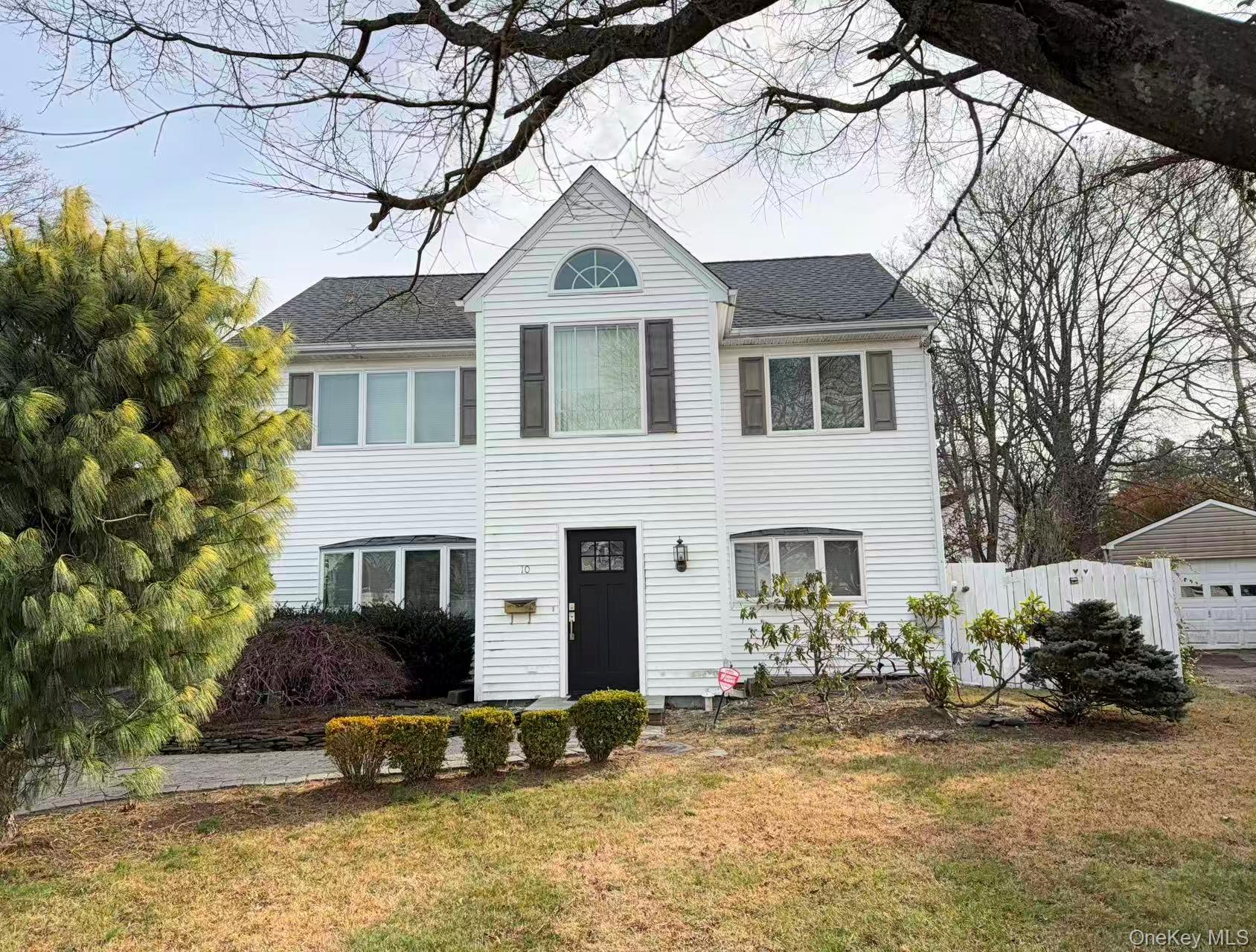 10 The Spur, Syosset, NY 11791