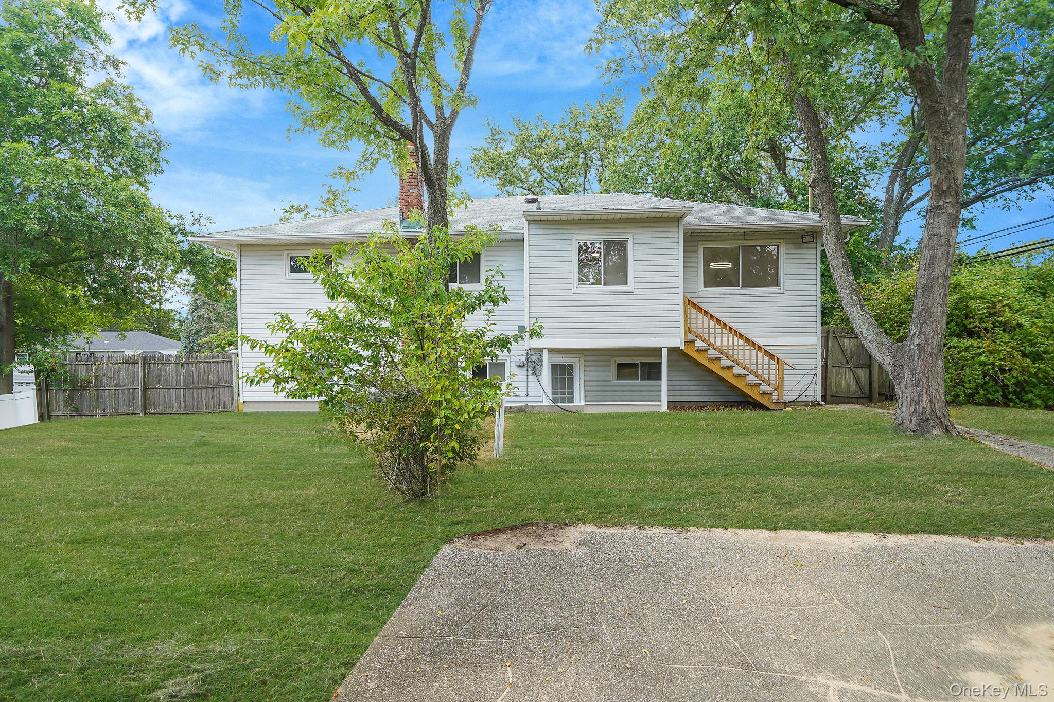 10 Elayne Court, Smithtown, NY 11787