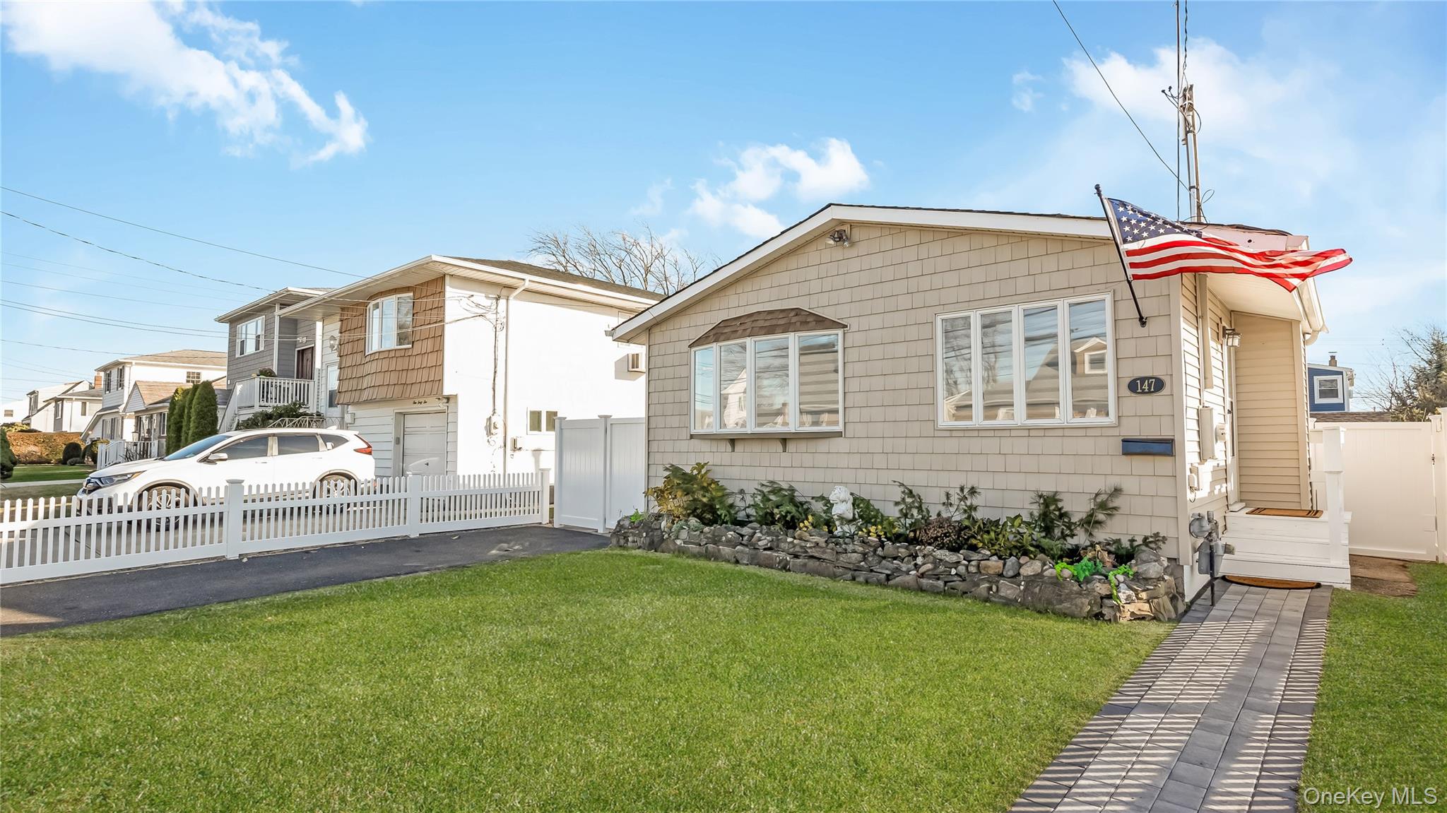 147 W Hampton Road, Lindenhurst, NY 11757