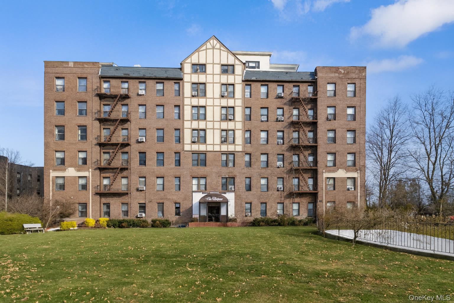 37 Brompton Road # 3D, Great Neck, NY 11022