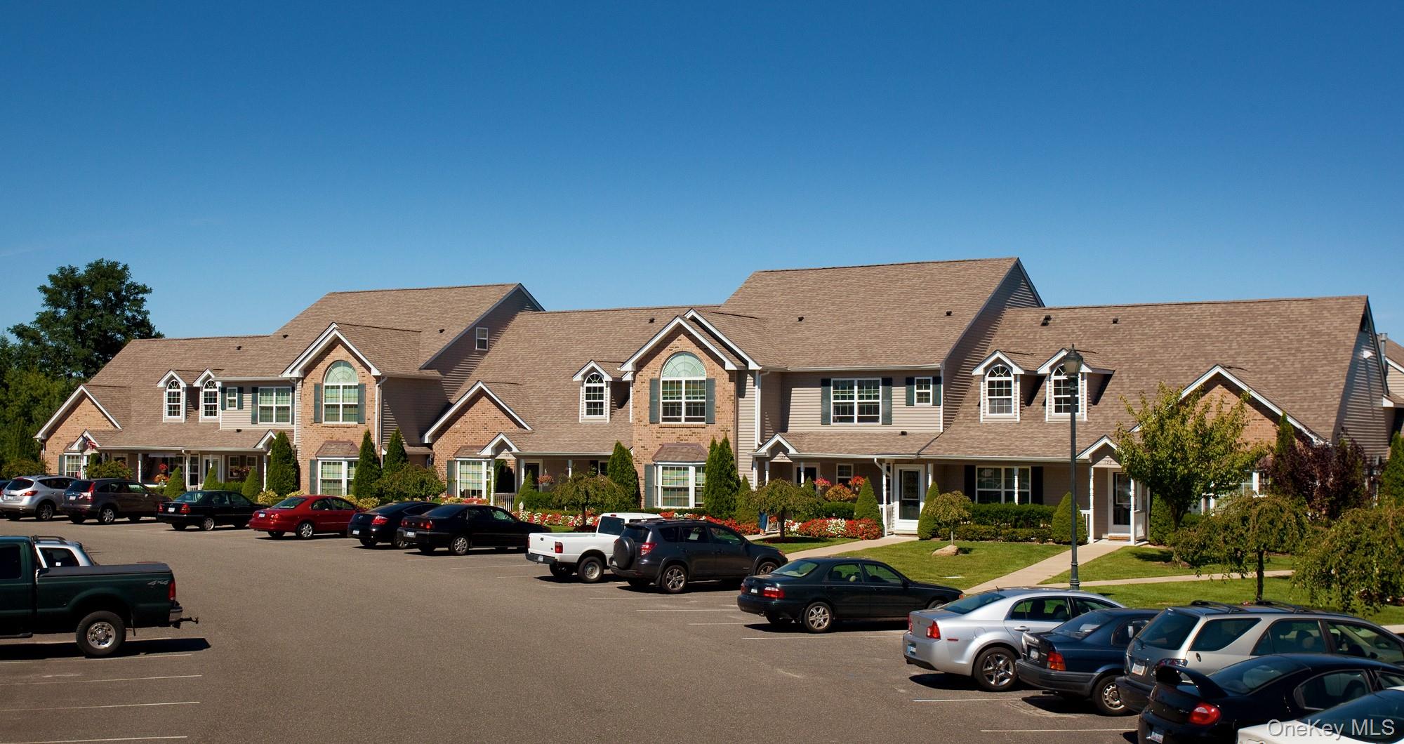 122 Pineview Lane # 122, Coram, NY 11727