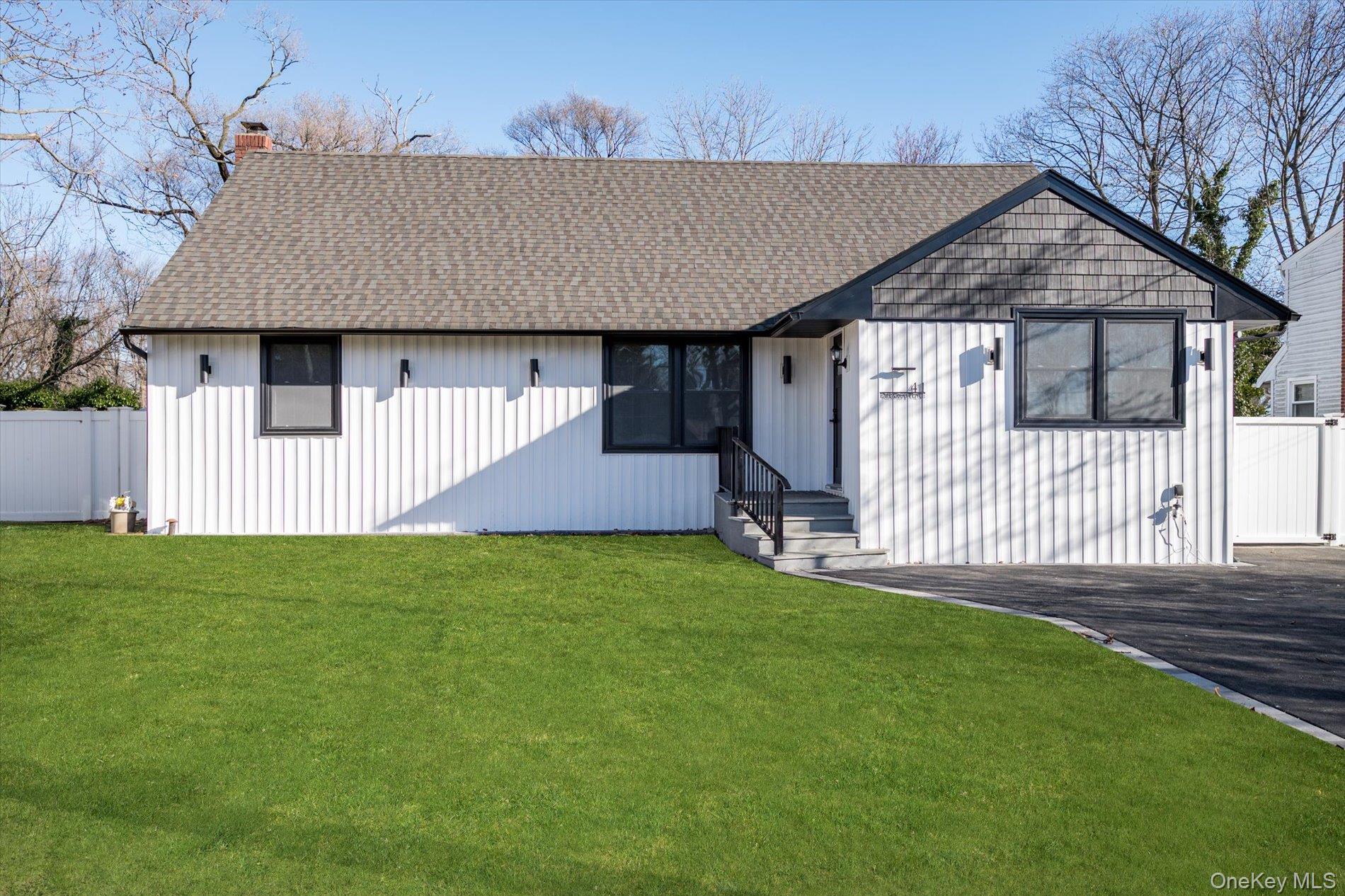 41 Embargo Place, North Babylon, NY 11703