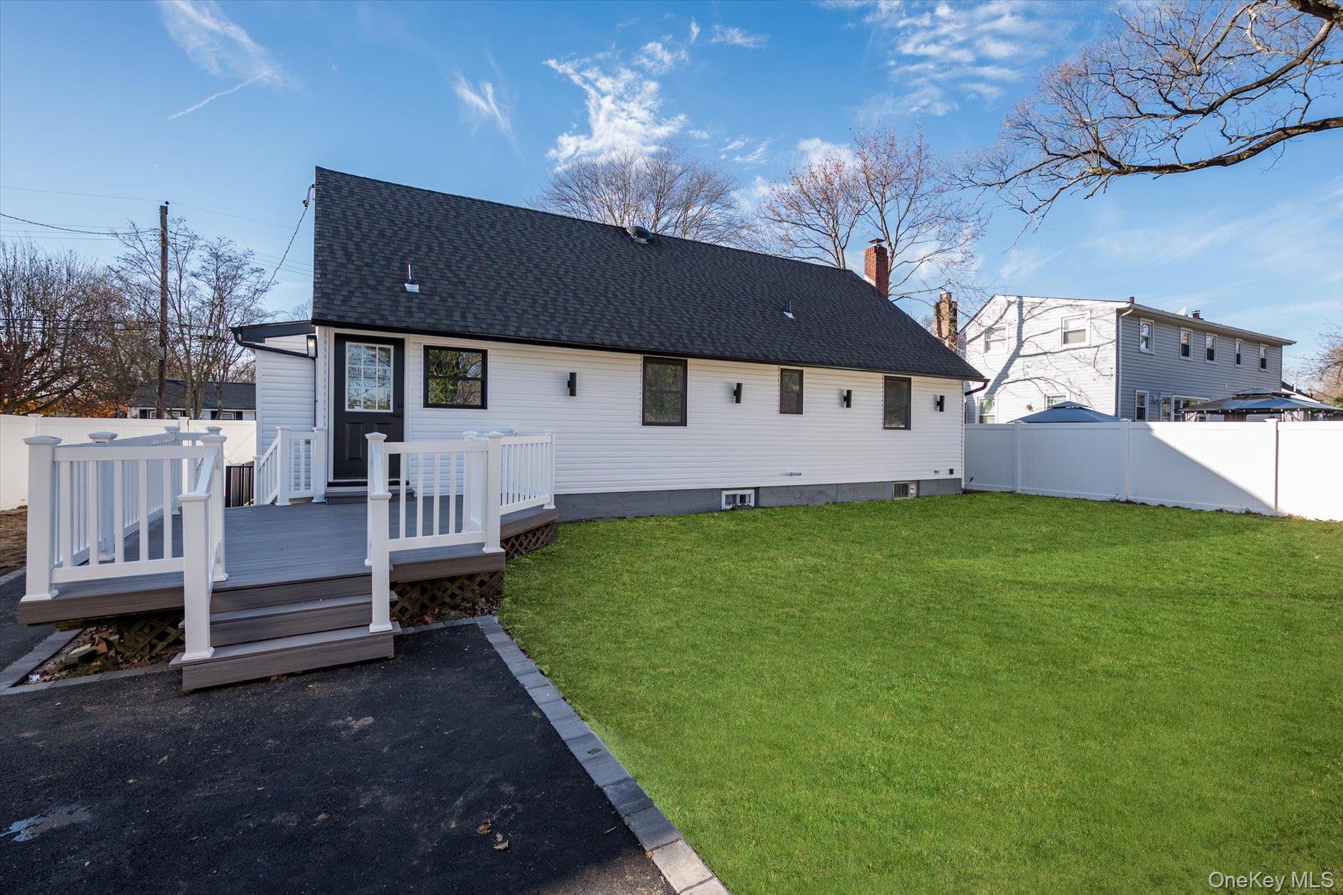 41 Embargo Place, North Babylon, NY 11703