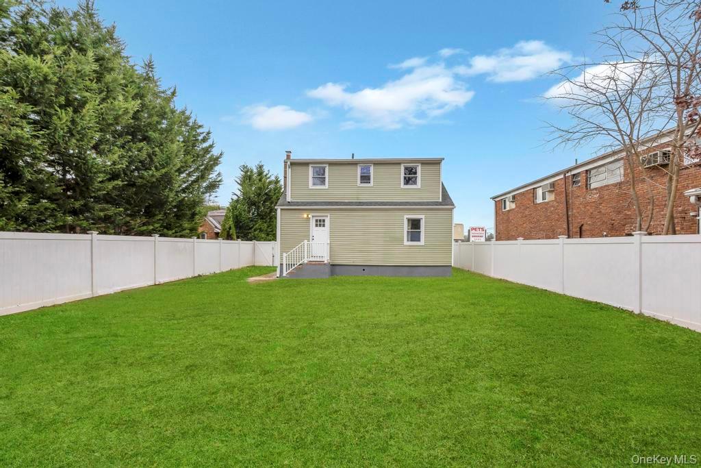 847 N Clinton Avenue, Lindenhurst, NY 11757