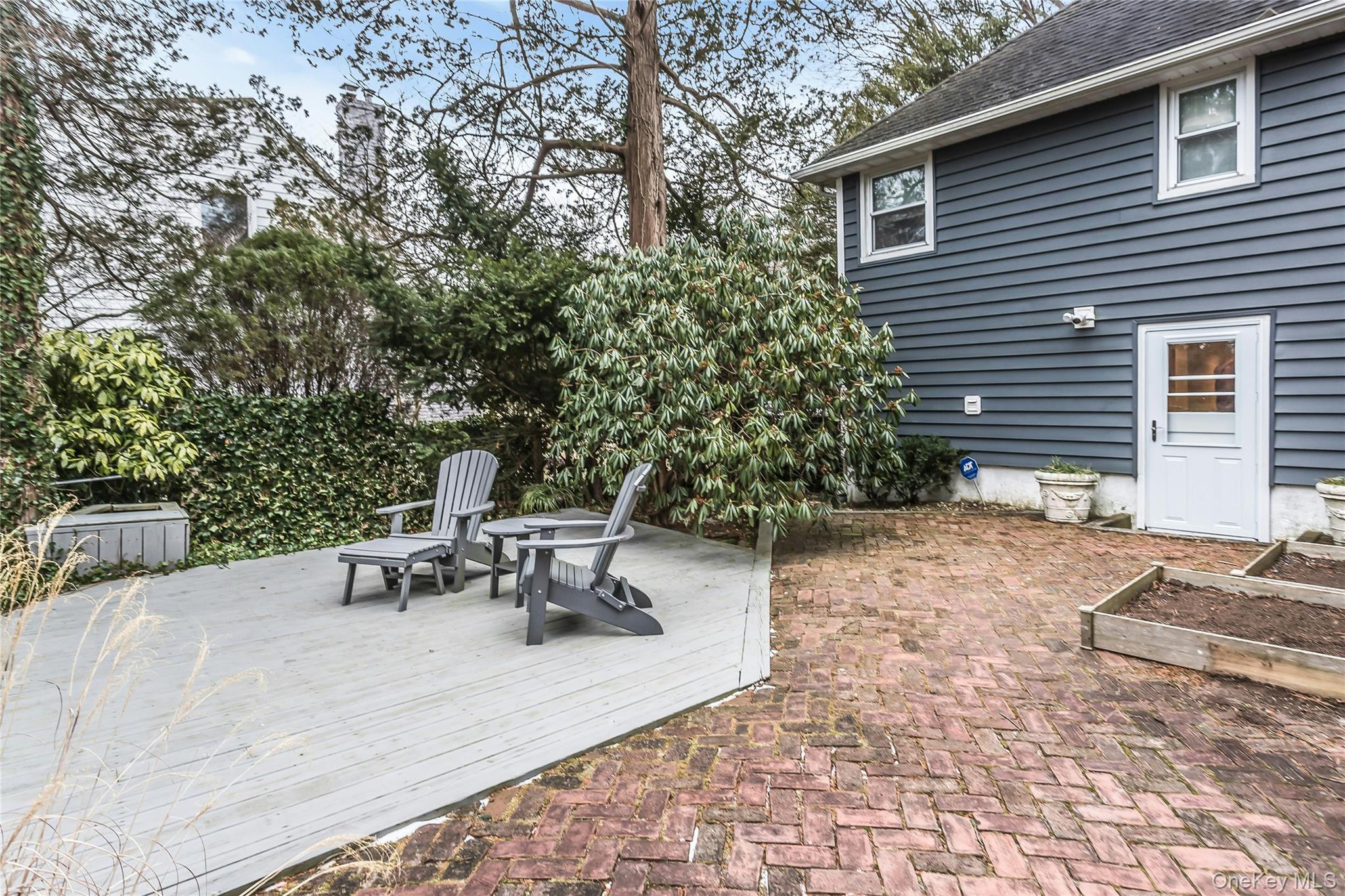 16 Cliff Way, Port Washington, NY 11050