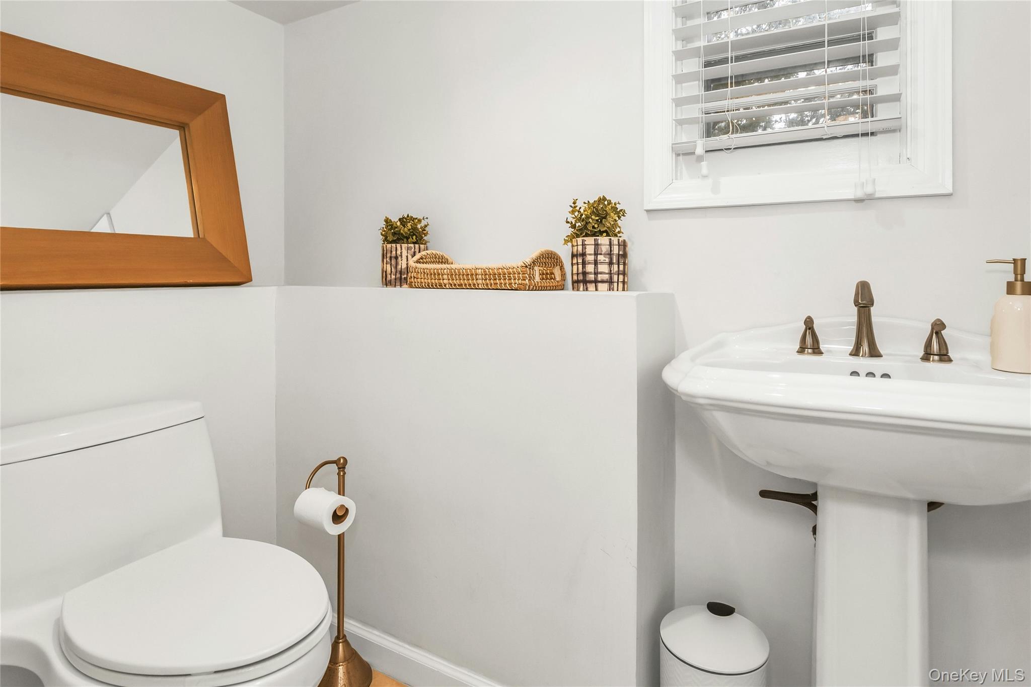 16 Cliff Way, Port Washington, NY 11050