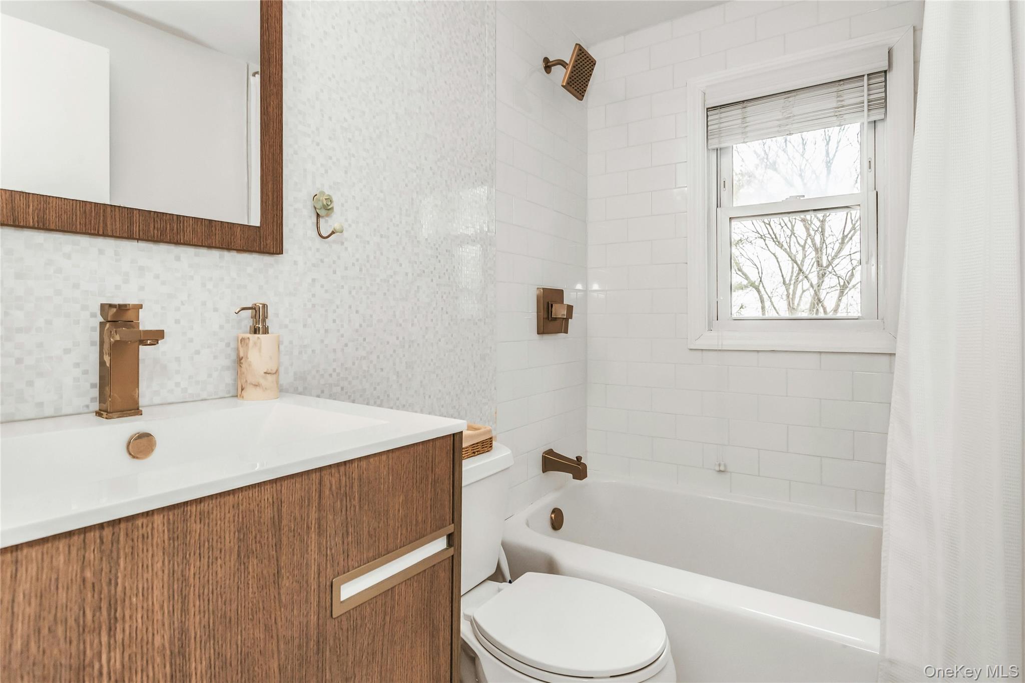 16 Cliff Way, Port Washington, NY 11050