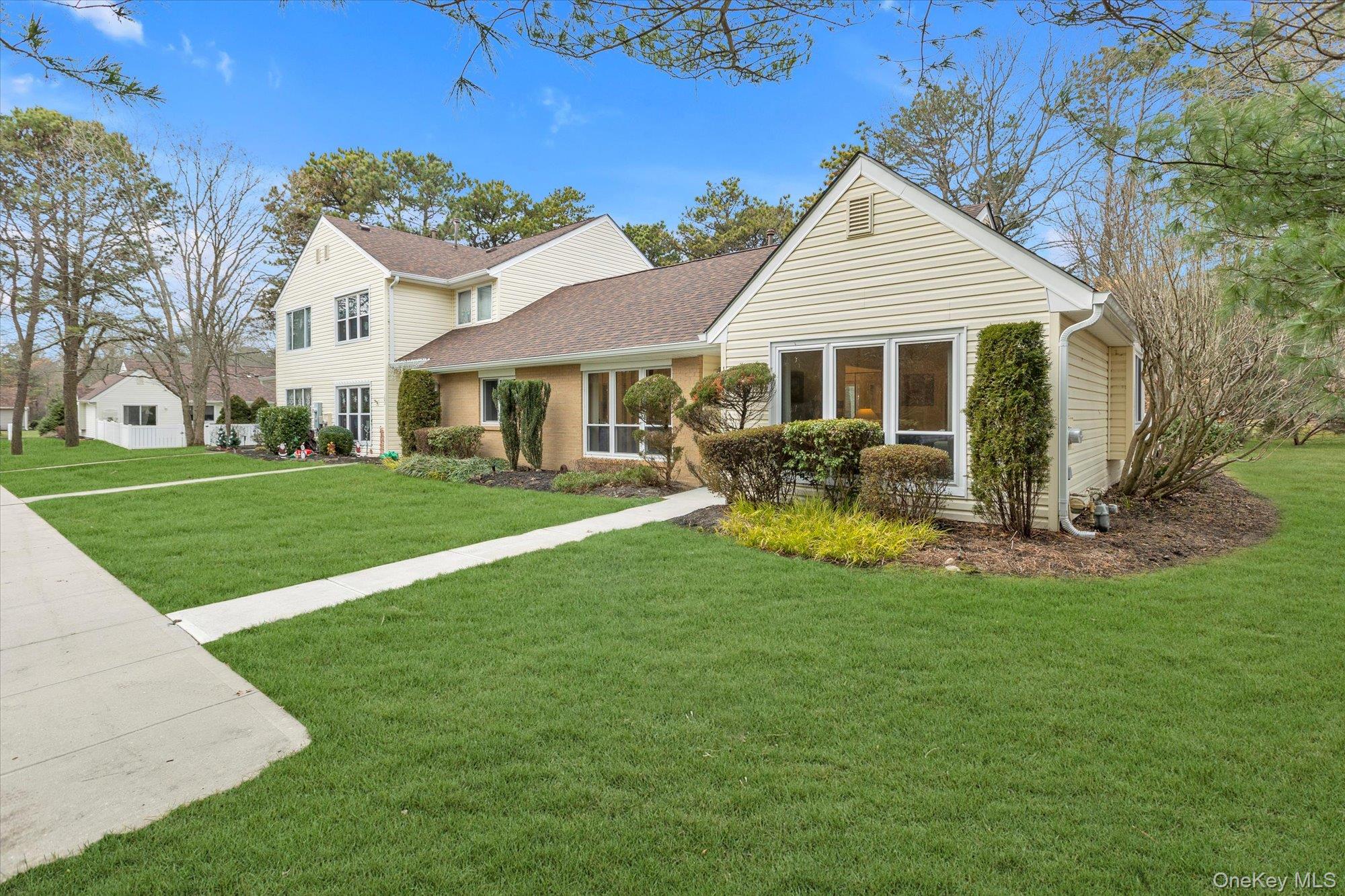 101 Dari Drive, Holbrook, NY 11741