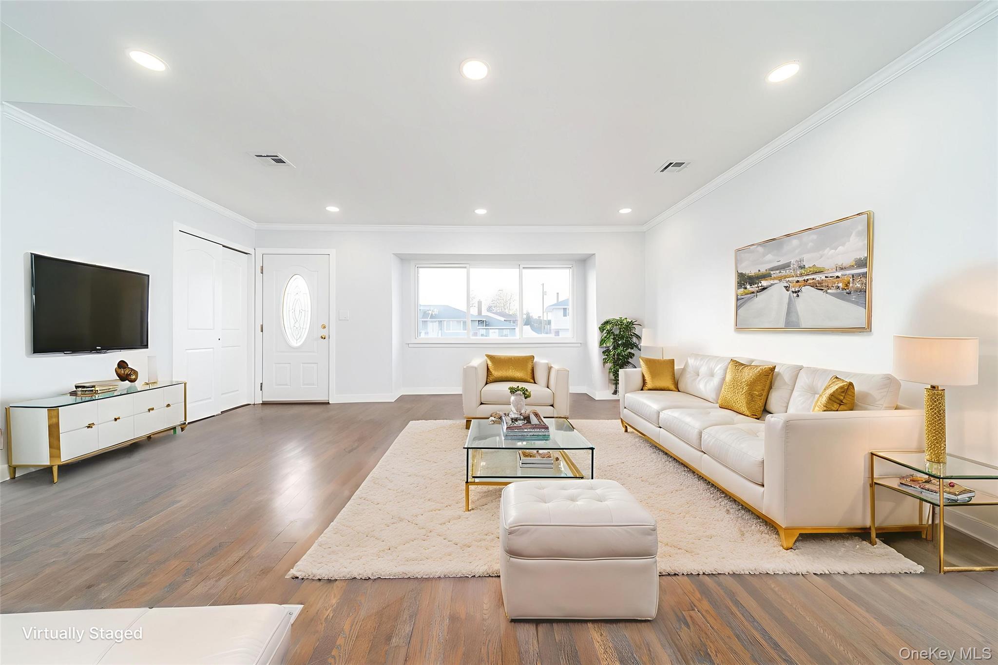 8 Spector Lane, Plainview, NY 11803