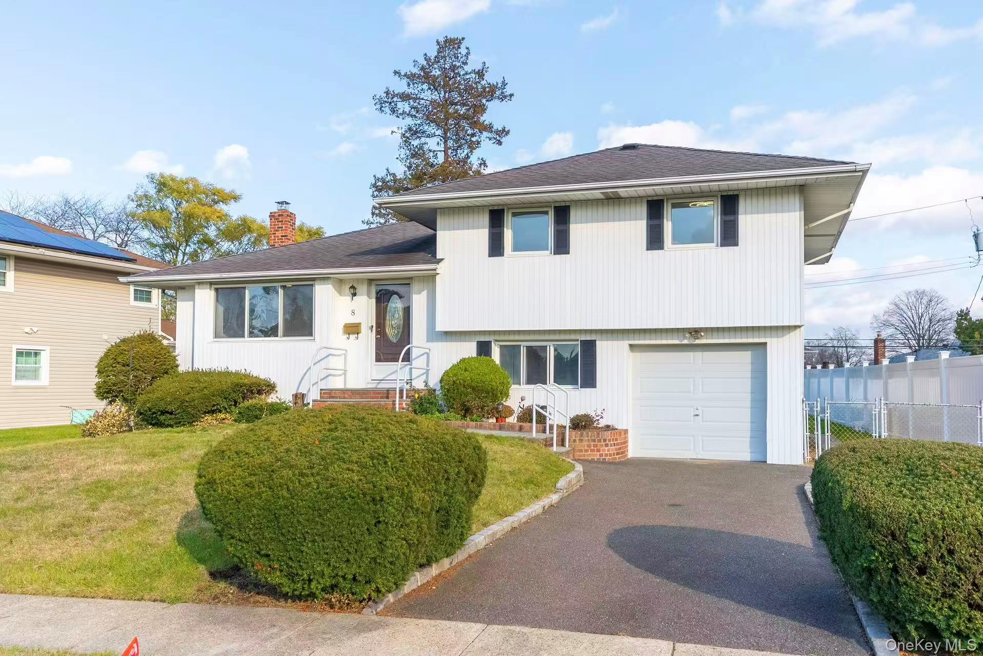 8 Spector Lane, Plainview, NY 11803