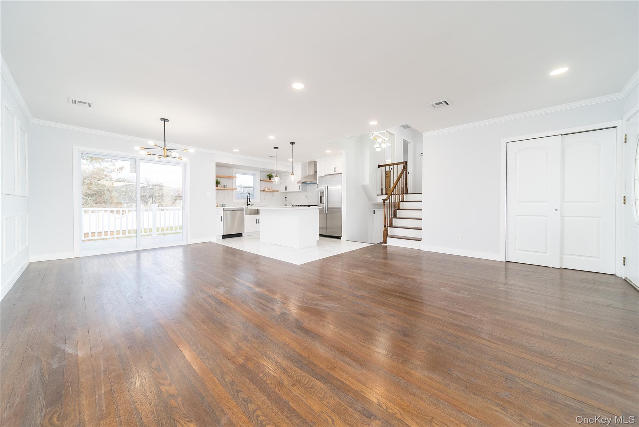 8 Spector Lane, Plainview, NY 11803