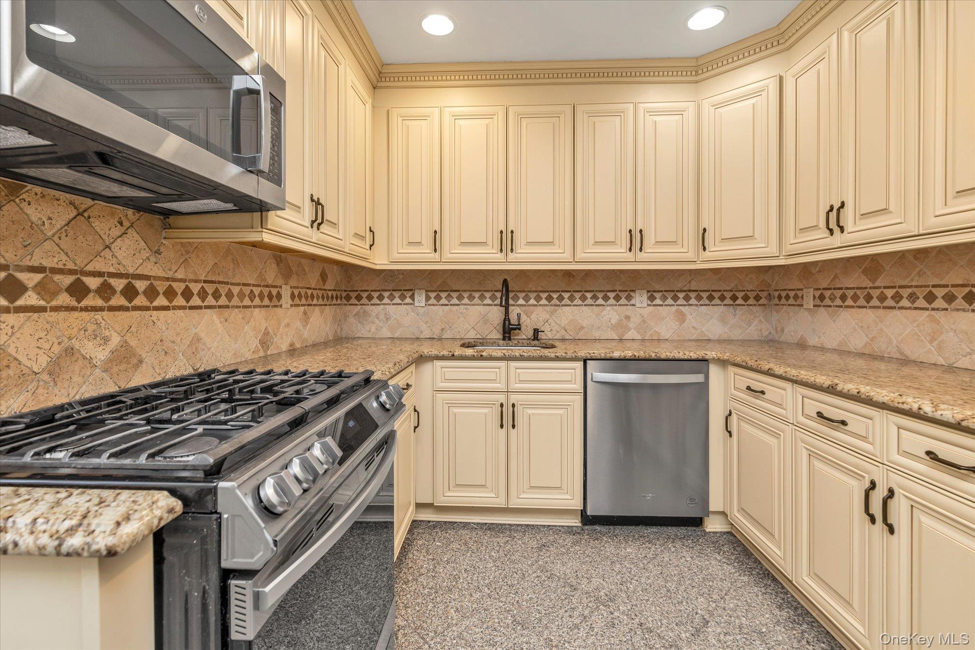 203 Pershing Parkway, Mineola, NY 11501