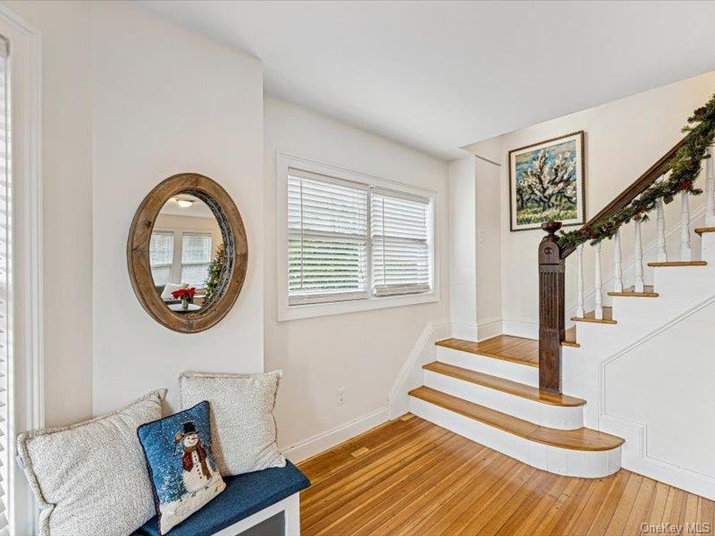 27 Hewlett Court, Babylon, NY 11702