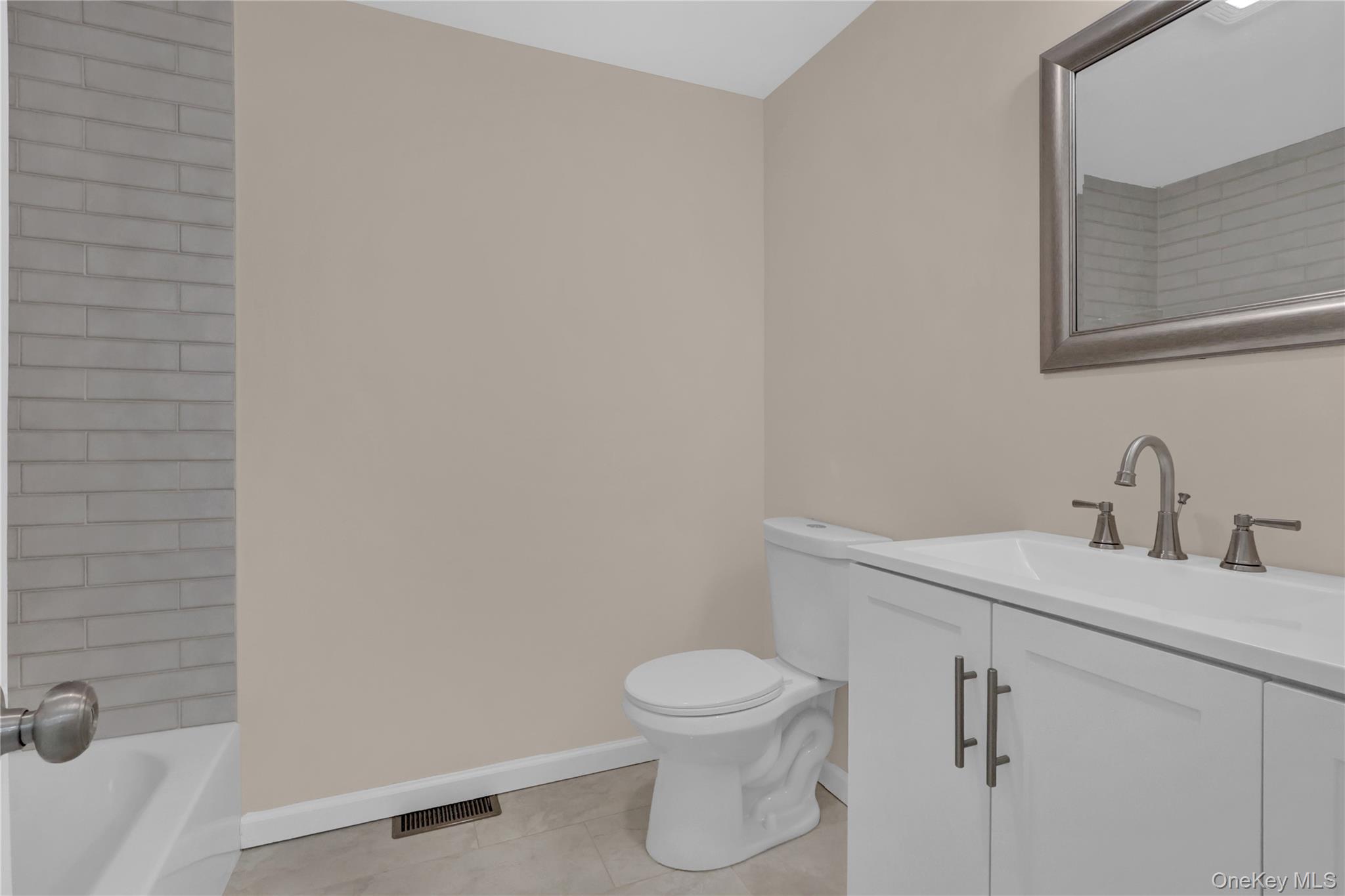 815 Franklin Avenue # 4, Franklin Square, NY 11010