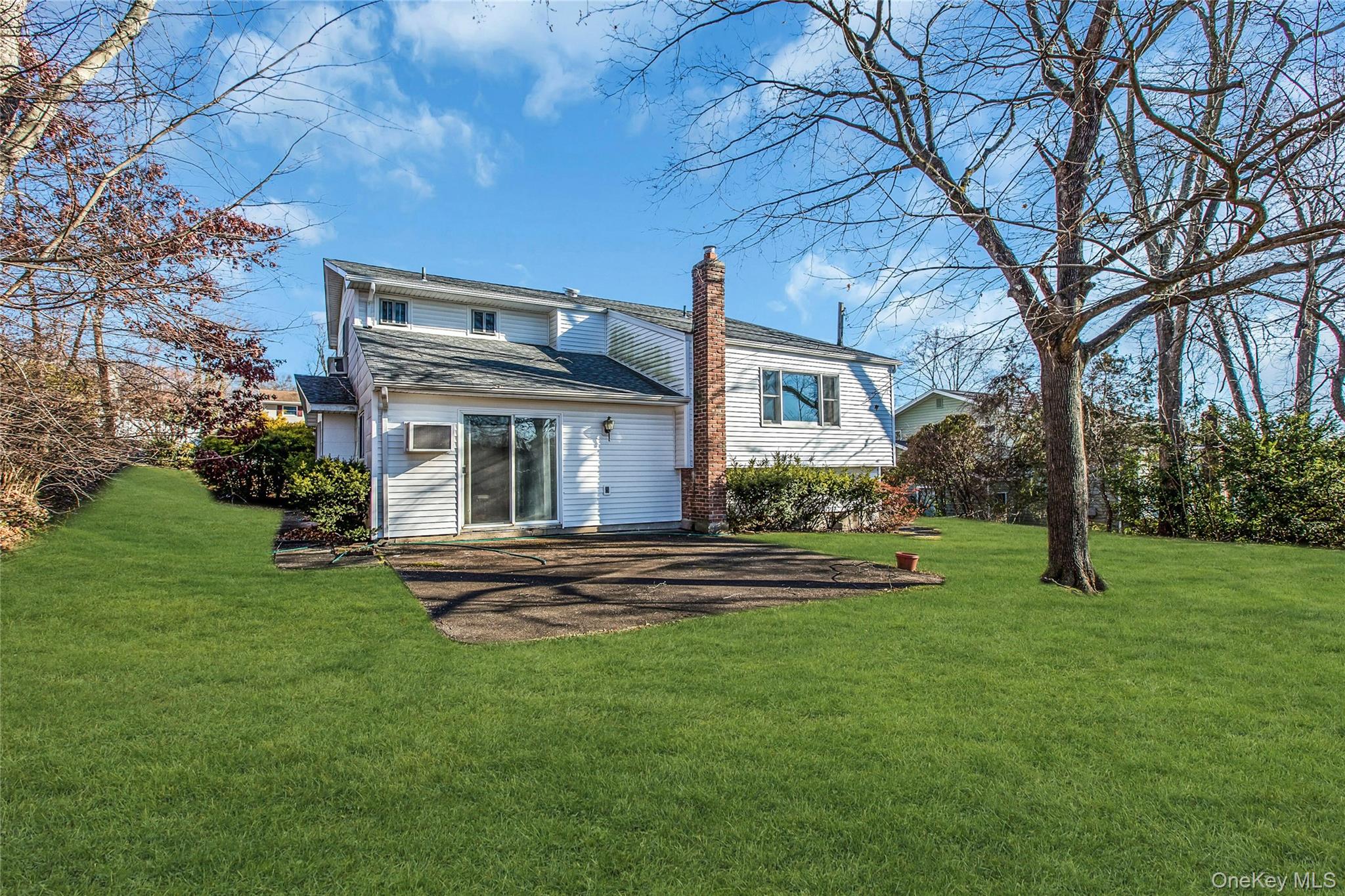 30 Glacier Drive, Smithtown, NY 11787