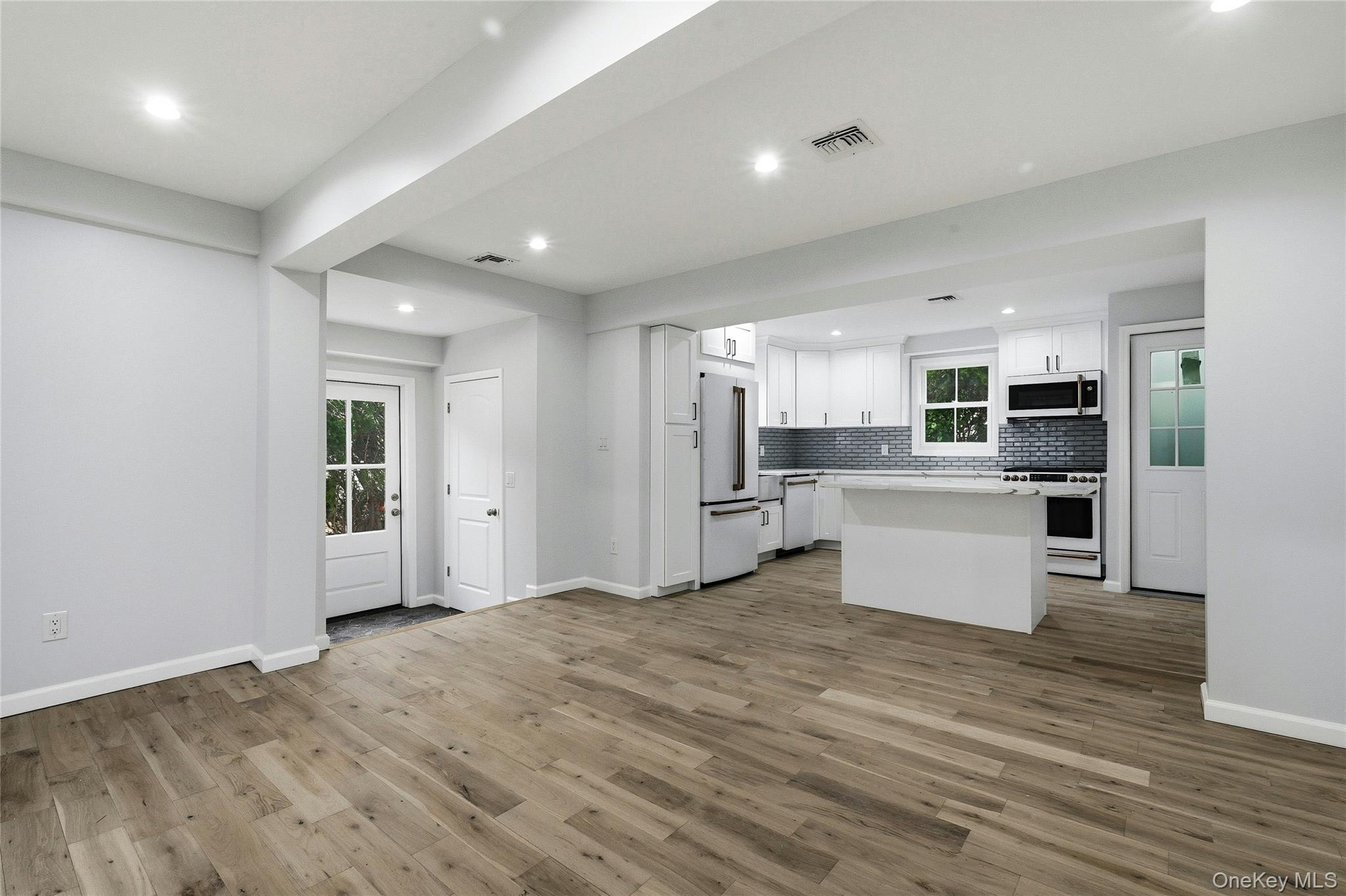 17 Tatterson Street, Roslyn, NY 11576