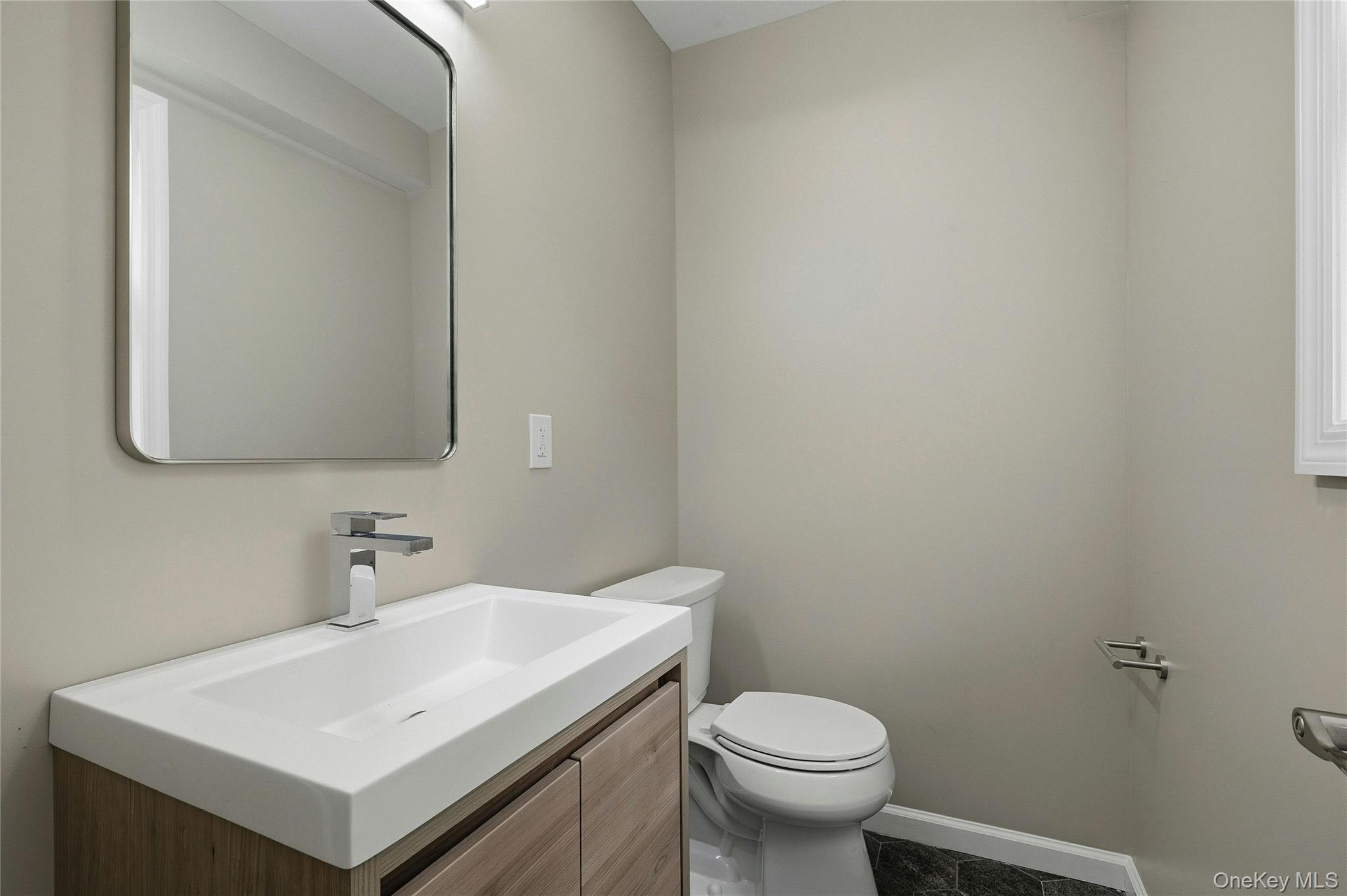 17 Tatterson Street, Roslyn, NY 11576