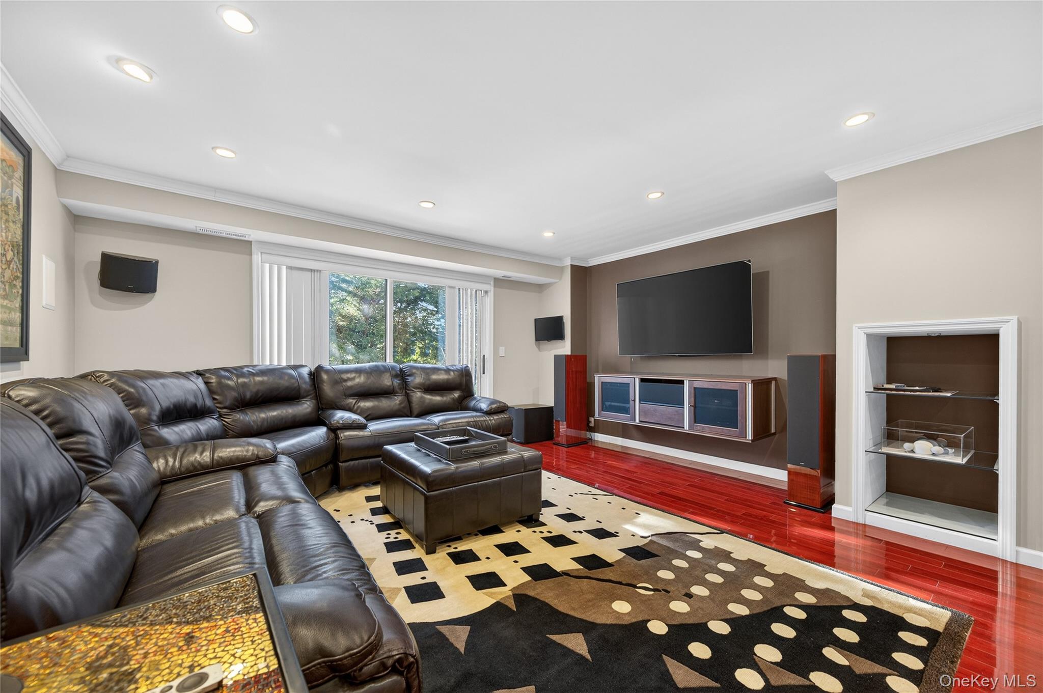 1 Peppermill Road, Roslyn, NY 11576