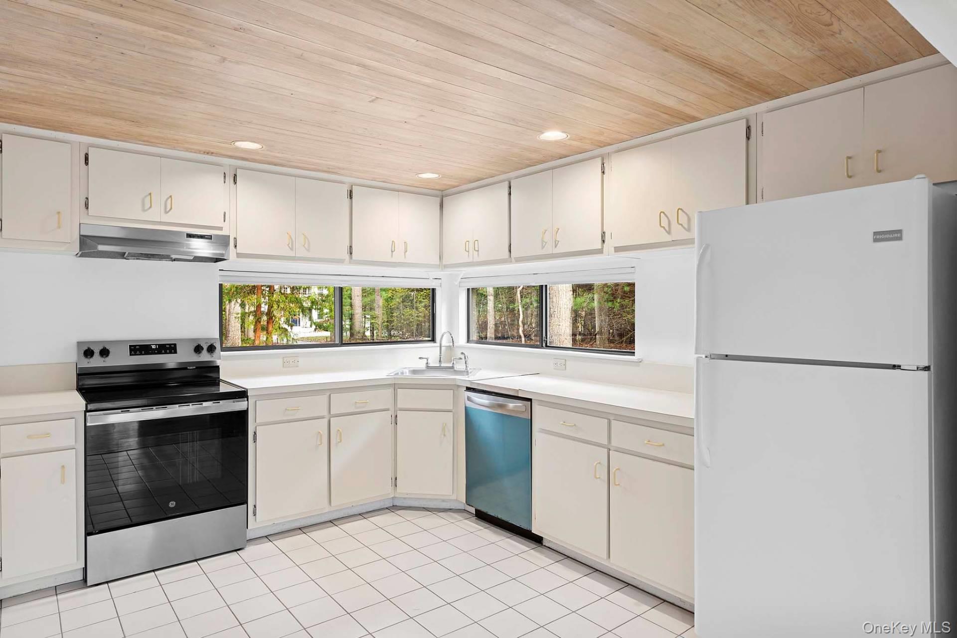 12 Wooded Oak Lane, East Hampton, NY 11937