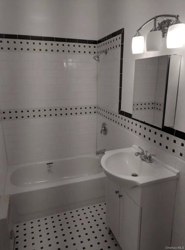 86-20 Jamaica Avenue, Woodhaven, NY 11421