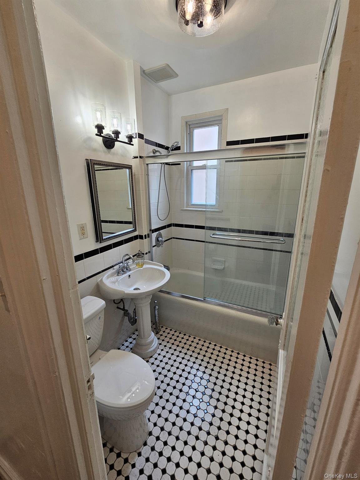 86-20 Jamaica Avenue, Woodhaven, NY 11421