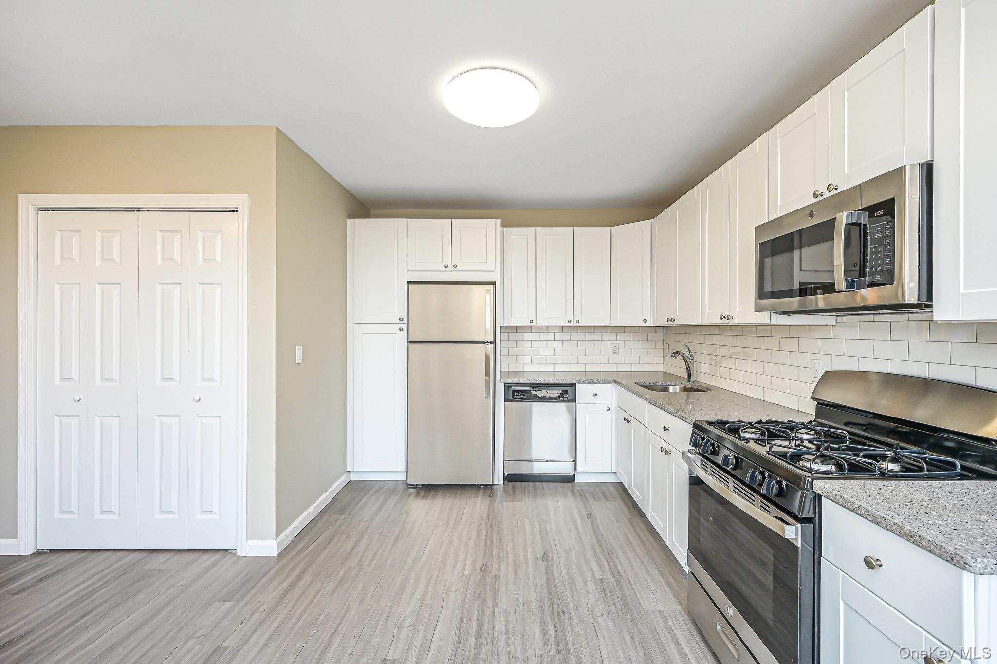 463-465 Main St # A, Islip, NY 11751