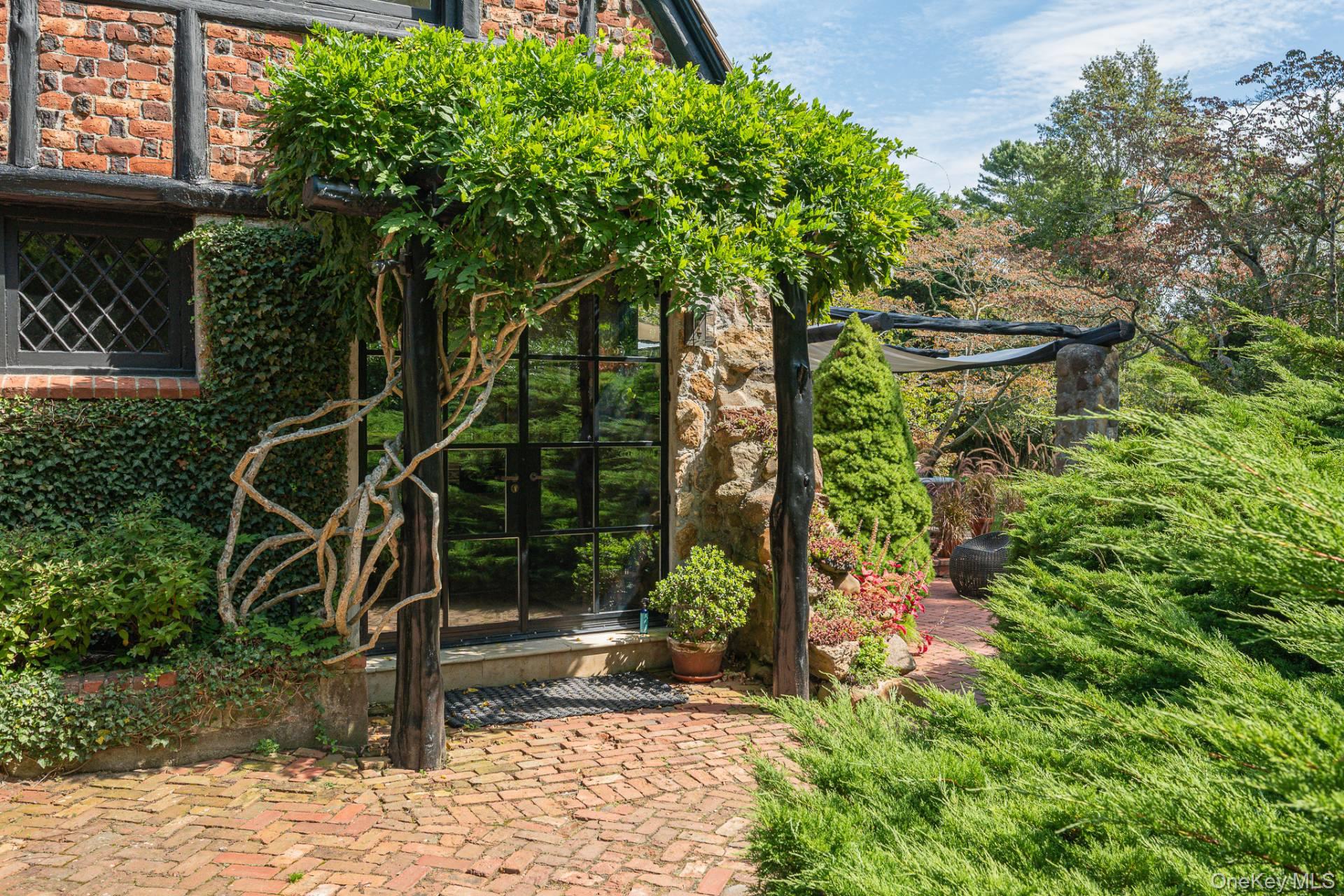 41 Eastway Drive, Southampton, NY 11968