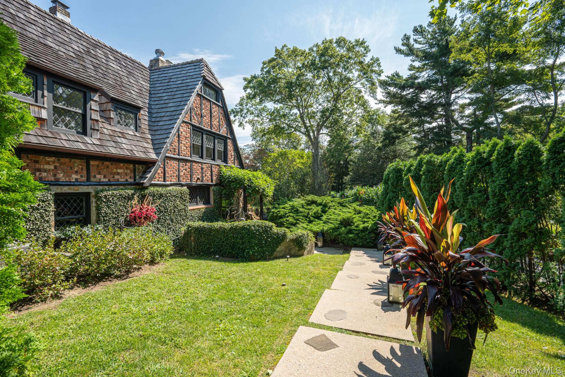 41 Eastway Drive, Southampton, NY 11968