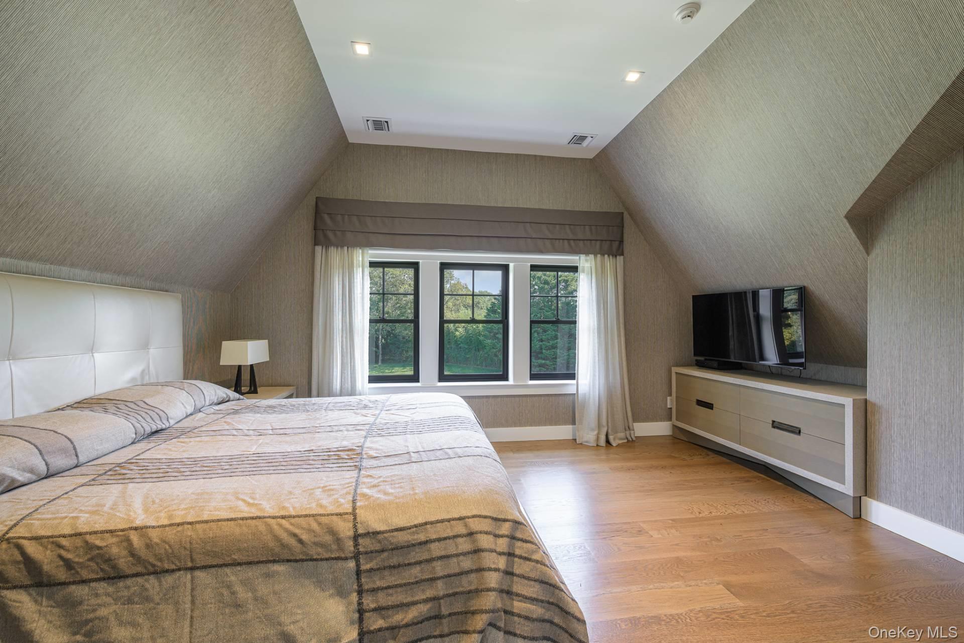 41 Eastway Drive, Southampton, NY 11968