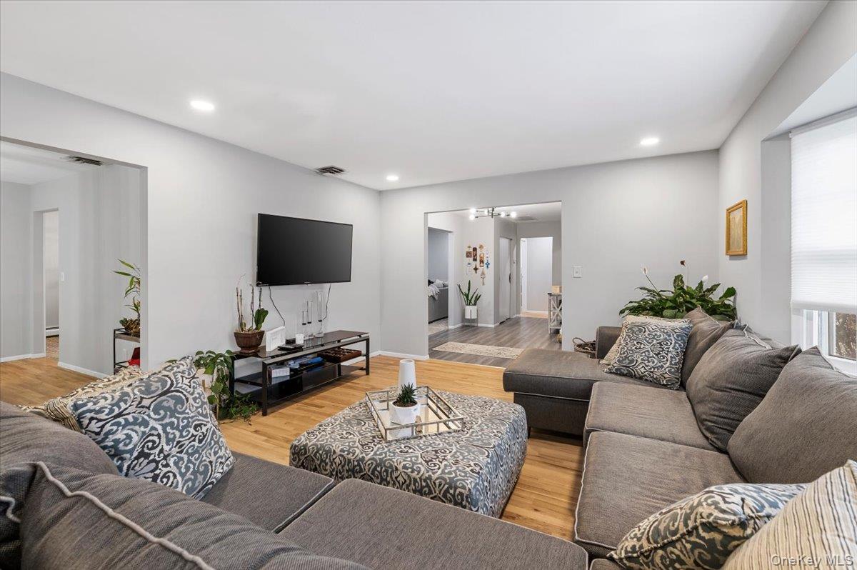 29 Joyce Lane, Woodbury, NY 11797