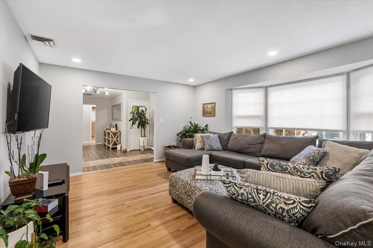 29 Joyce Lane, Woodbury, NY 11797