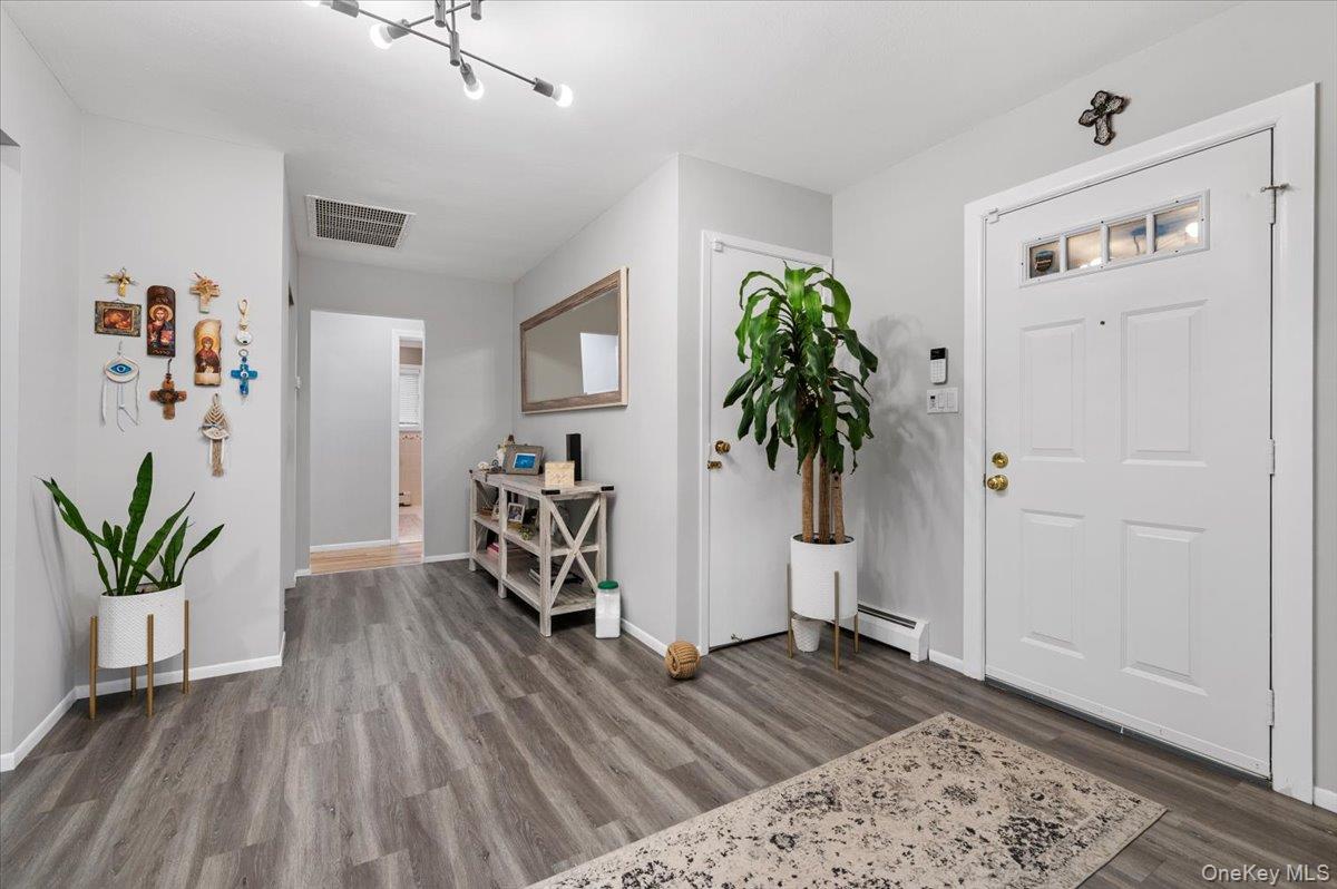 29 Joyce Lane, Woodbury, NY 11797