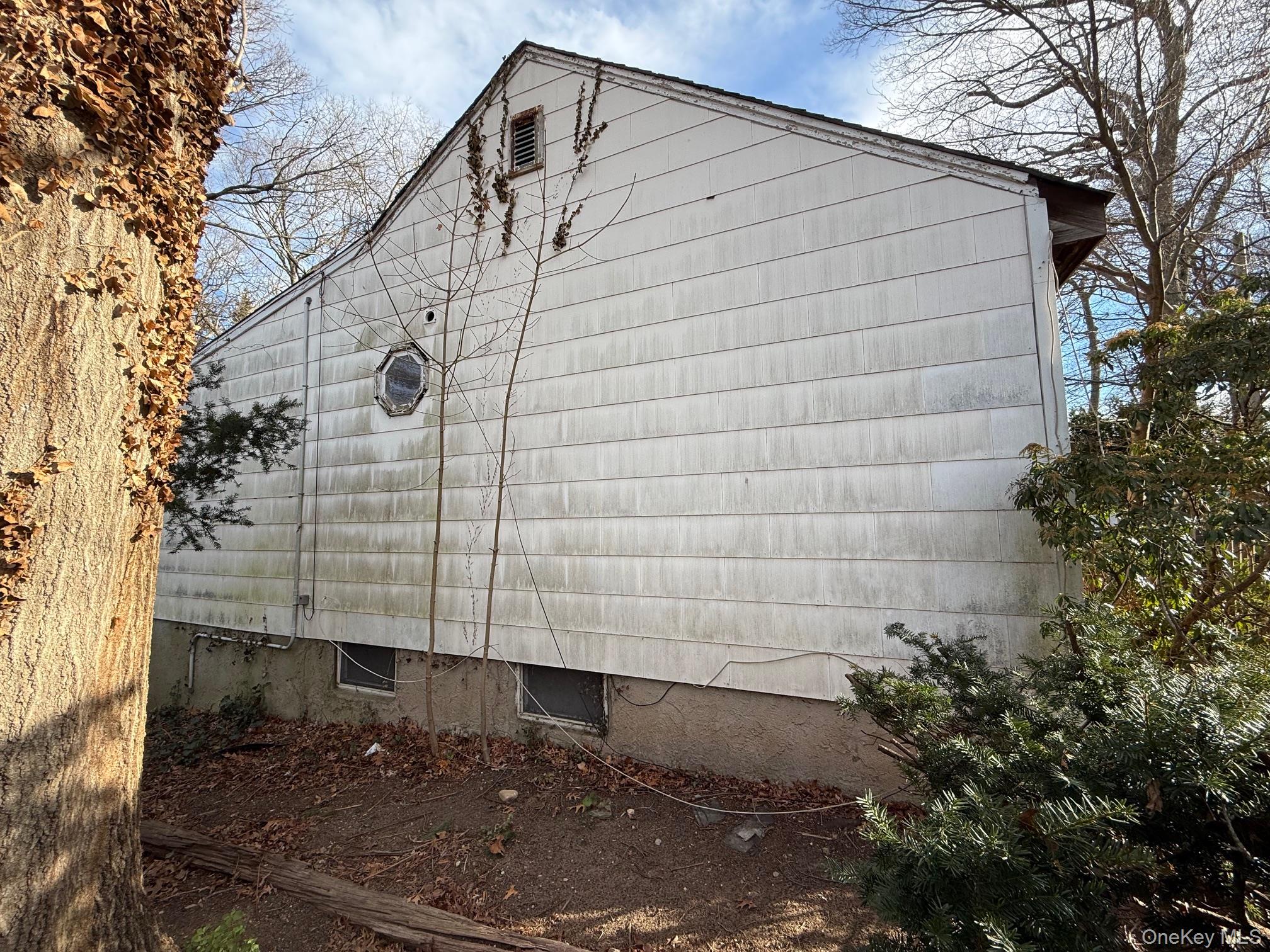 33 Roxbury Street, Huntington Station, NY 11746