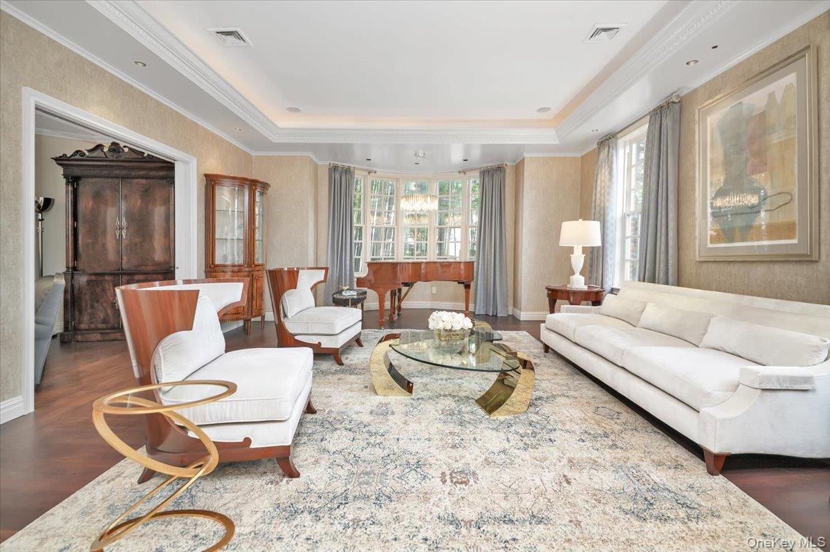 6 Westmoreland Place, Douglaston, NY 11363