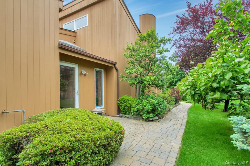 84 Kristin Lane, Hauppauge, NY 11788