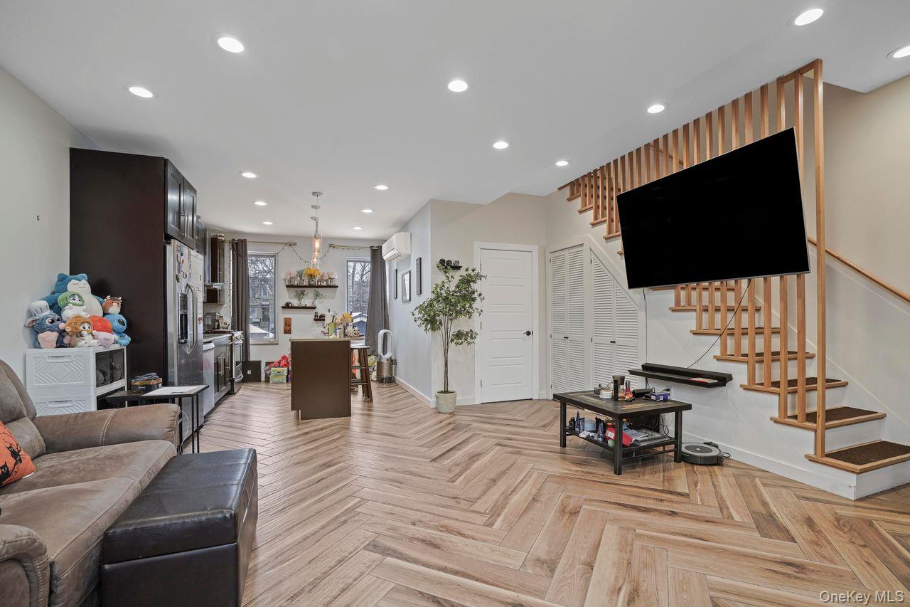 7161 70th Street, Glendale, NY 11385