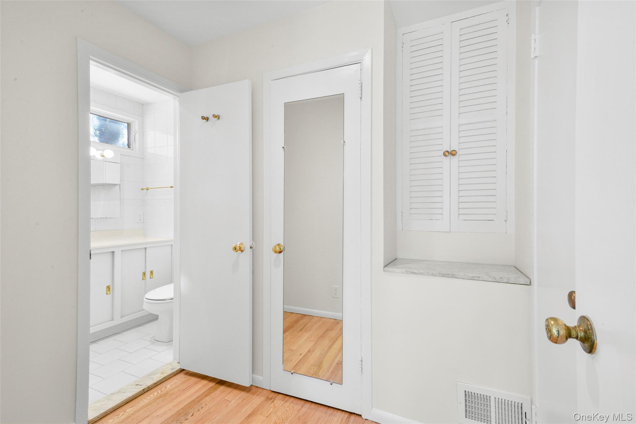 25 Wood Hollow Lane, New Rochelle, NY 10804